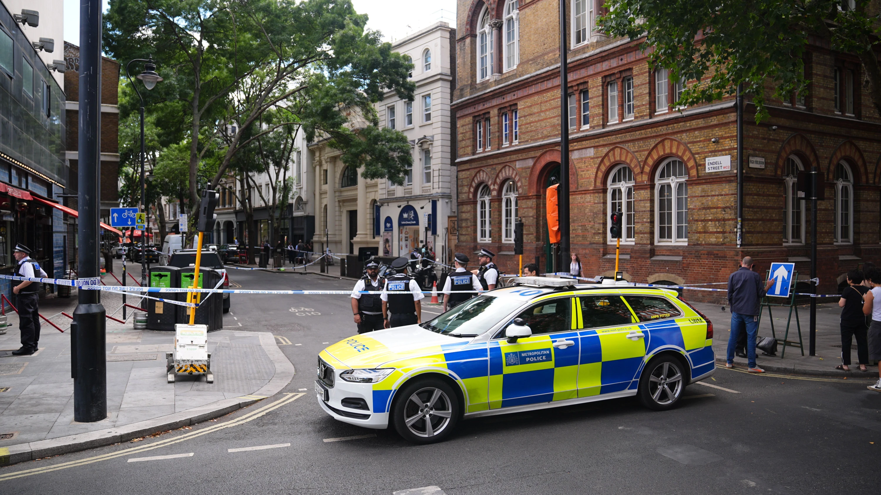 Einsatzkräfte der Polizei sichern den Tatort in der Endell Street in Covent Garden. - dpa