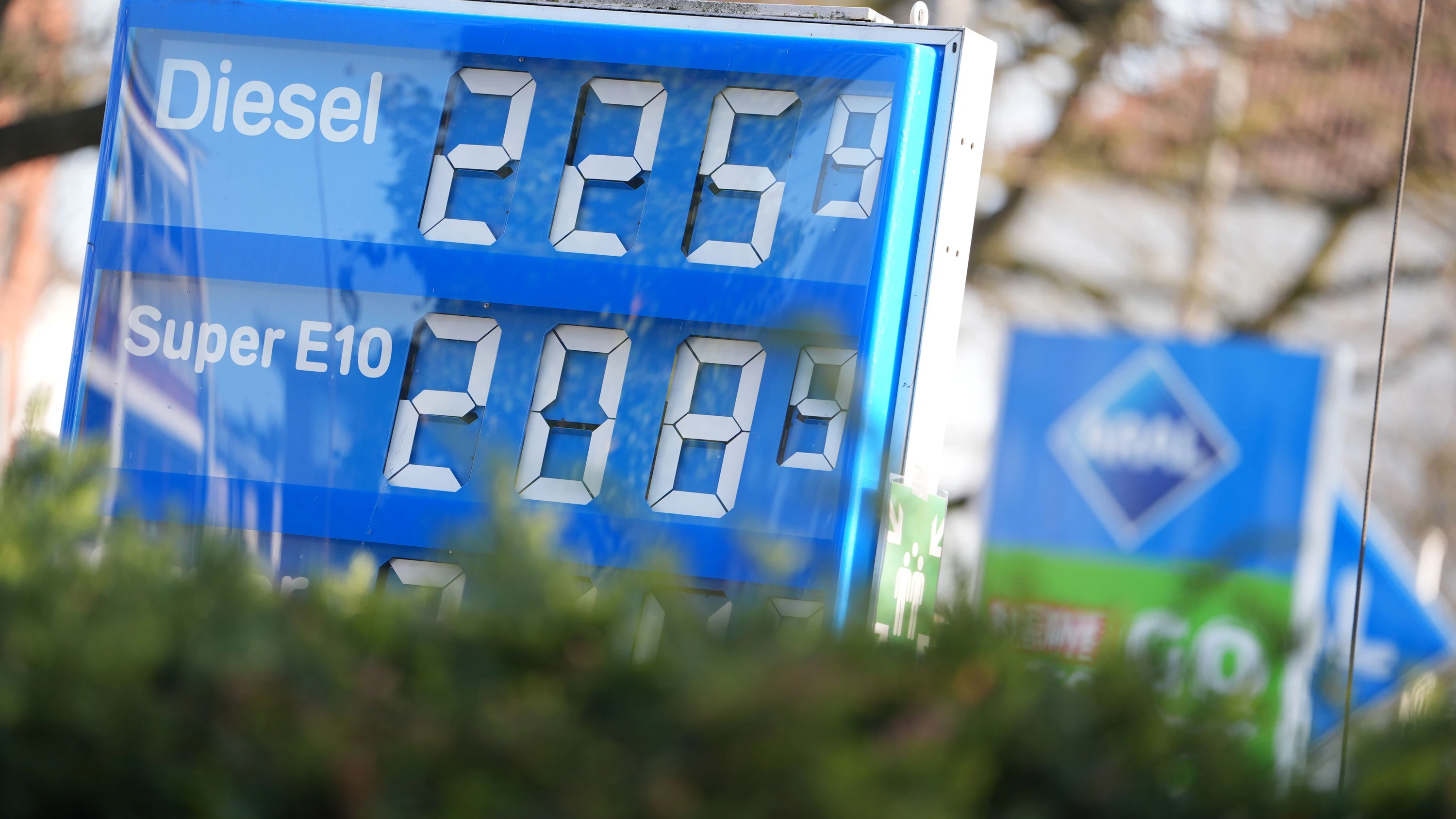 Anlagefachmann Ulrich Stephan: Wie sollten Anleger auf hohe Energiepreise und fallende Kurse reagieren?