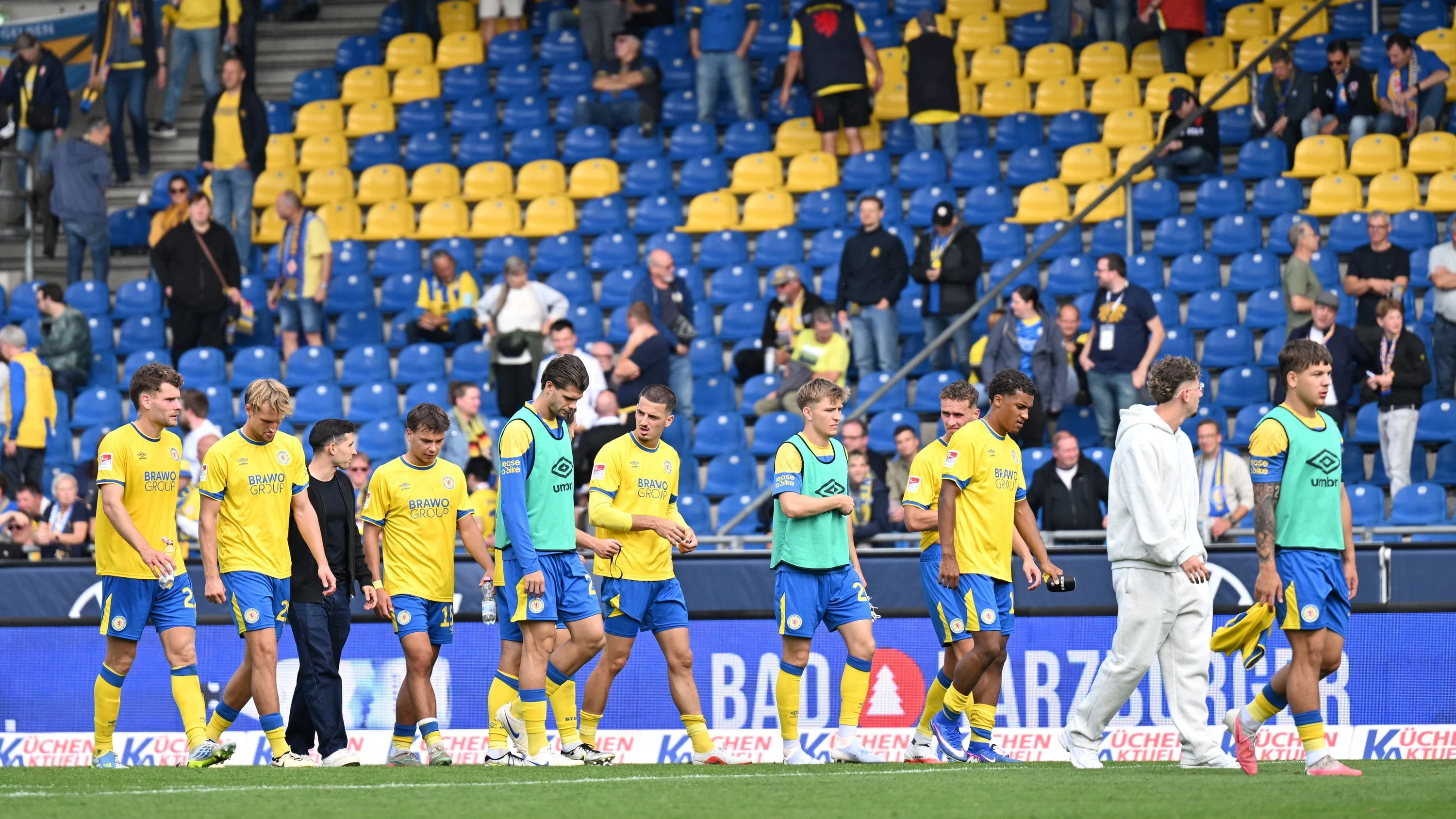 Die Braunschweiger Mannschaft läuft nach einem denkwürdigen Spiel gegen Dresden durch das Stadion. - dpa