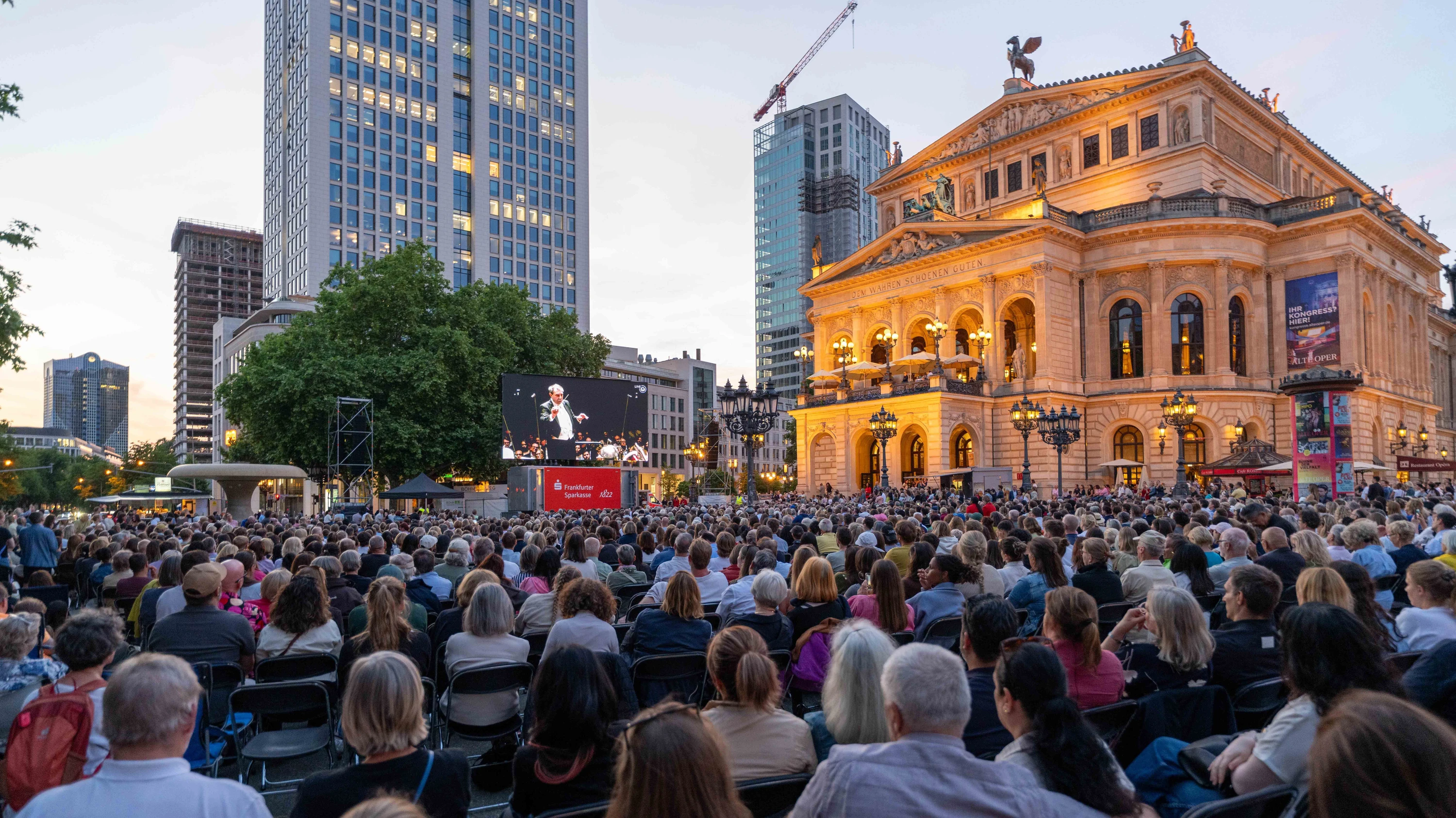 Public Viewing: 4500 Besucher haben das live übertragene Konzert auf dem Opernplatz mitverfolgt. - Wonge Bergmann
