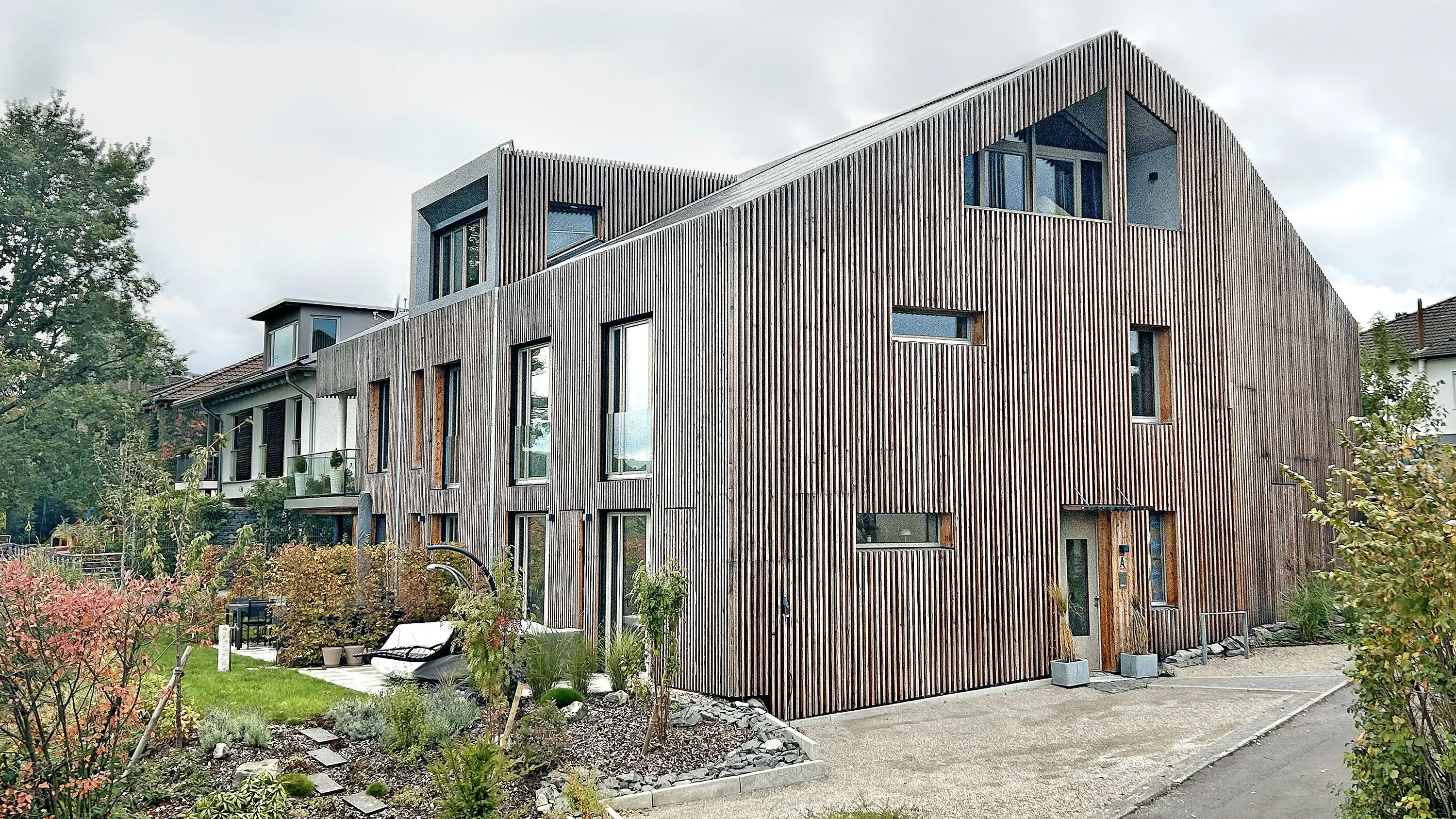 Dieses schmucke Mehrfamilienhaus mit vier Einheiten war früher ein Einfamilienhaus. - HHS Planer + Architekten