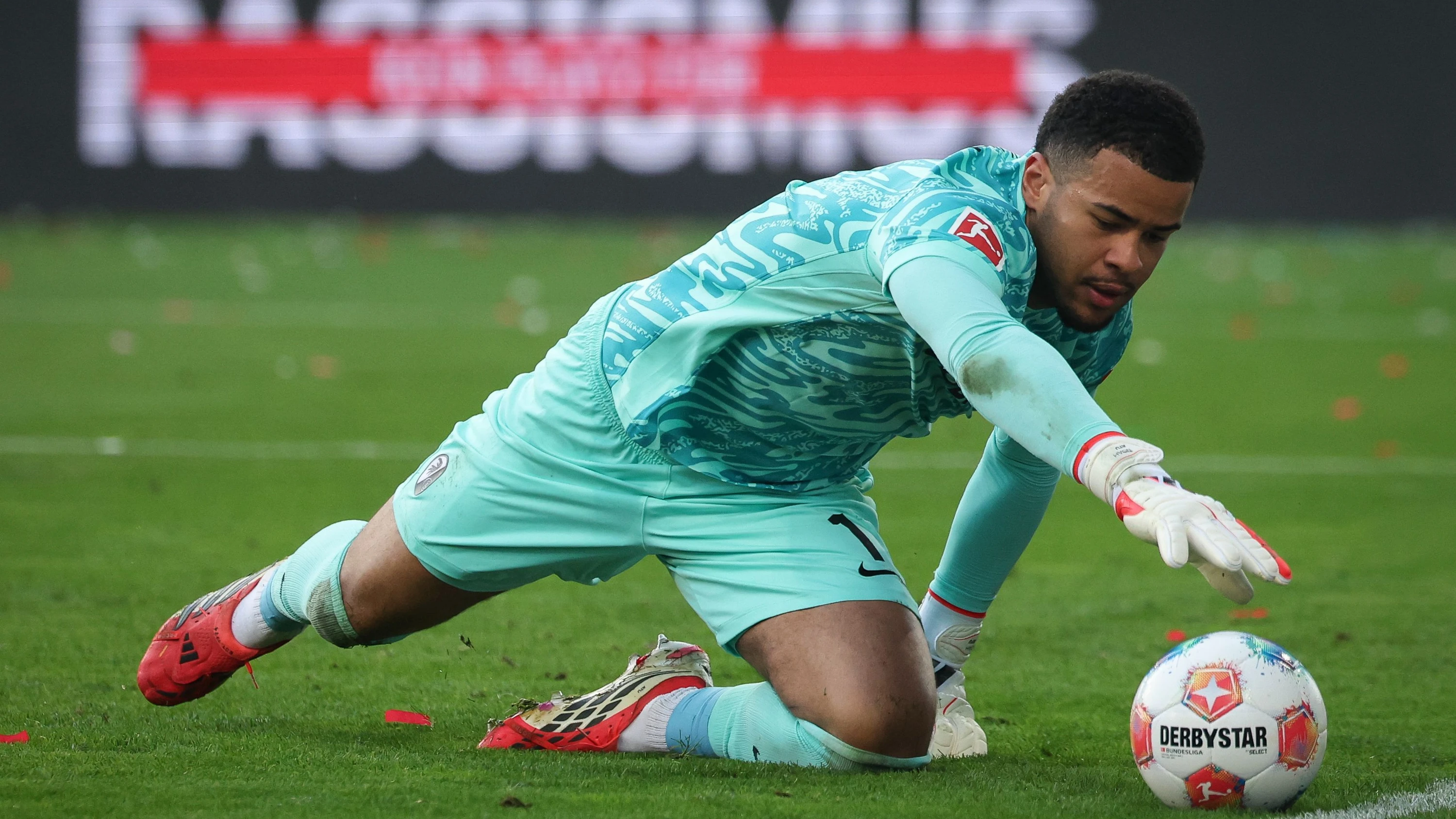 Noah Atubolu greift in Zukunft für Eintracht Frankfurt nach dem Ball. - dpa