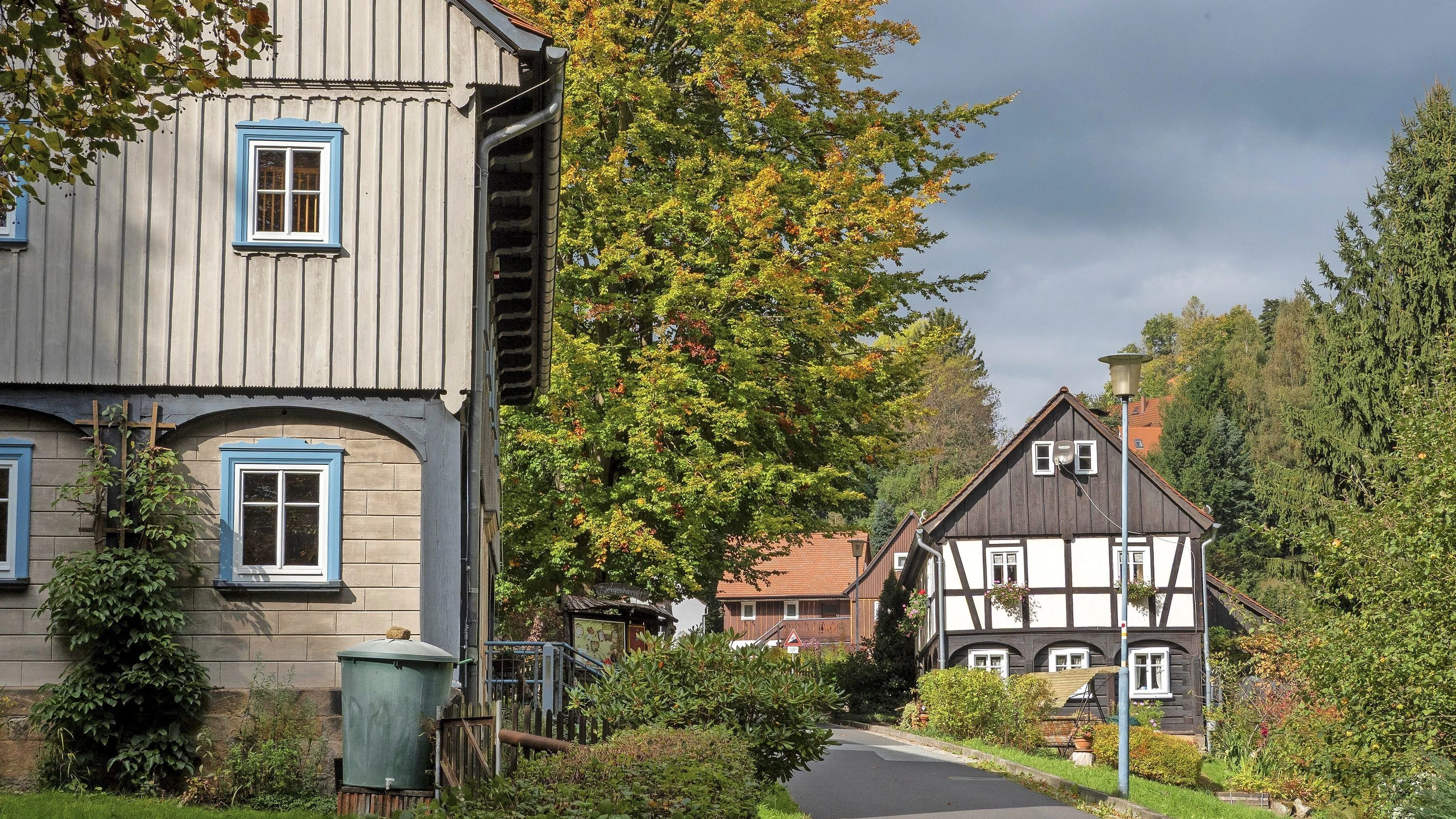 Wer in jungen Jahren ein altes Haus erbt, steht oft vor vielen schwierigen Fragen. - picture alliance