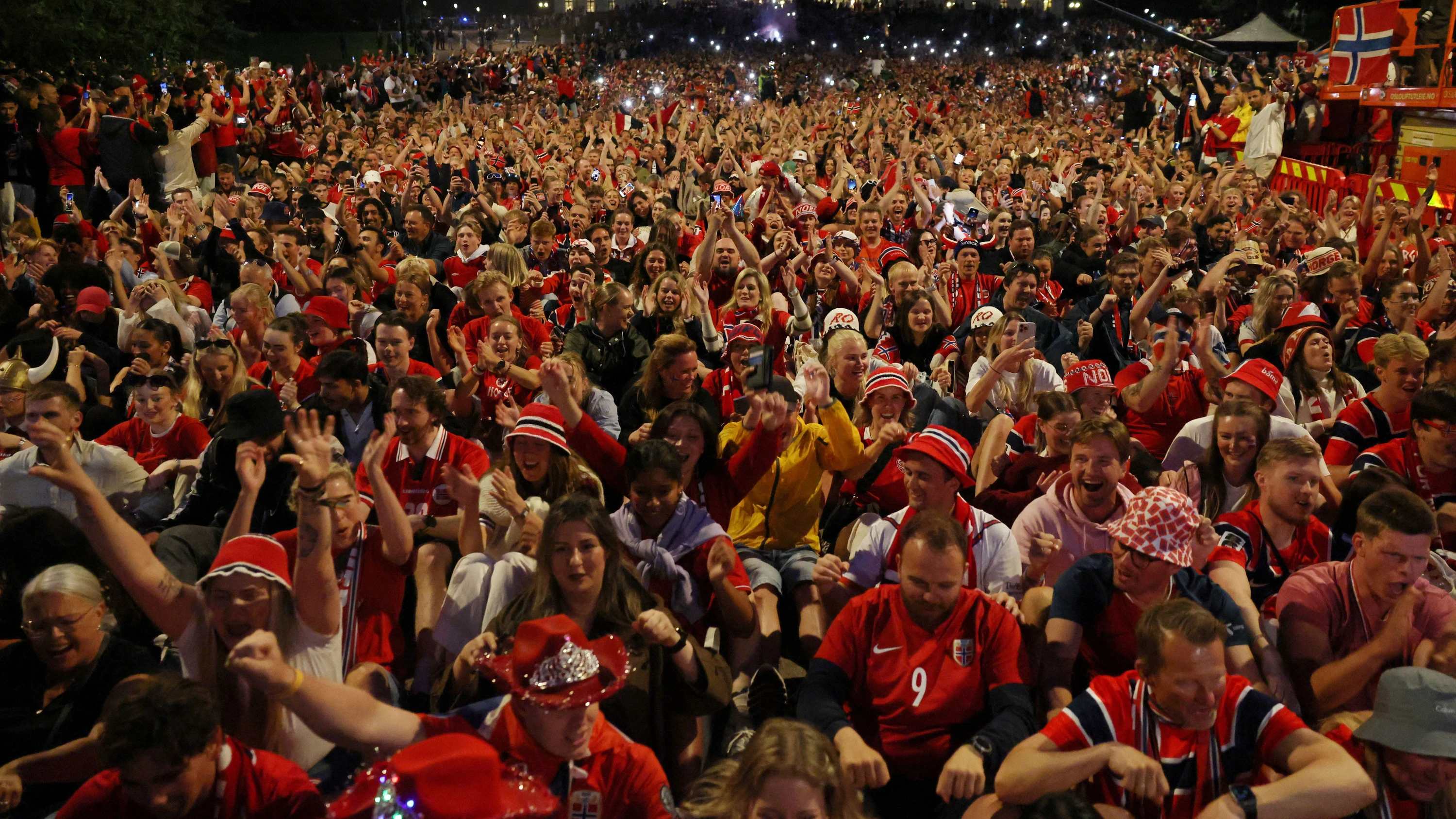 Trotz WM-Aus: Norwegens Fans feiern ihre Helden mit „Wikingerrudern“