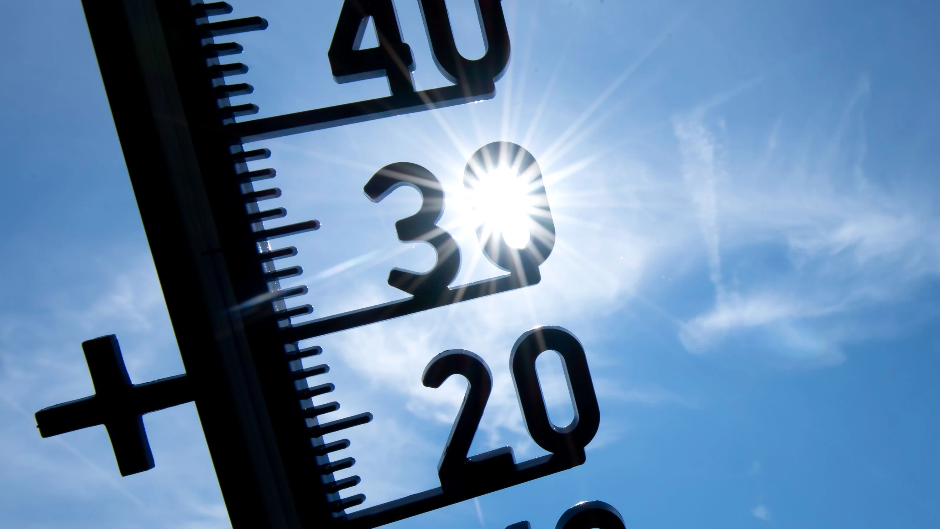 Ein Thermometer zeigt Temperaturen über 30 Grad an. - dpa