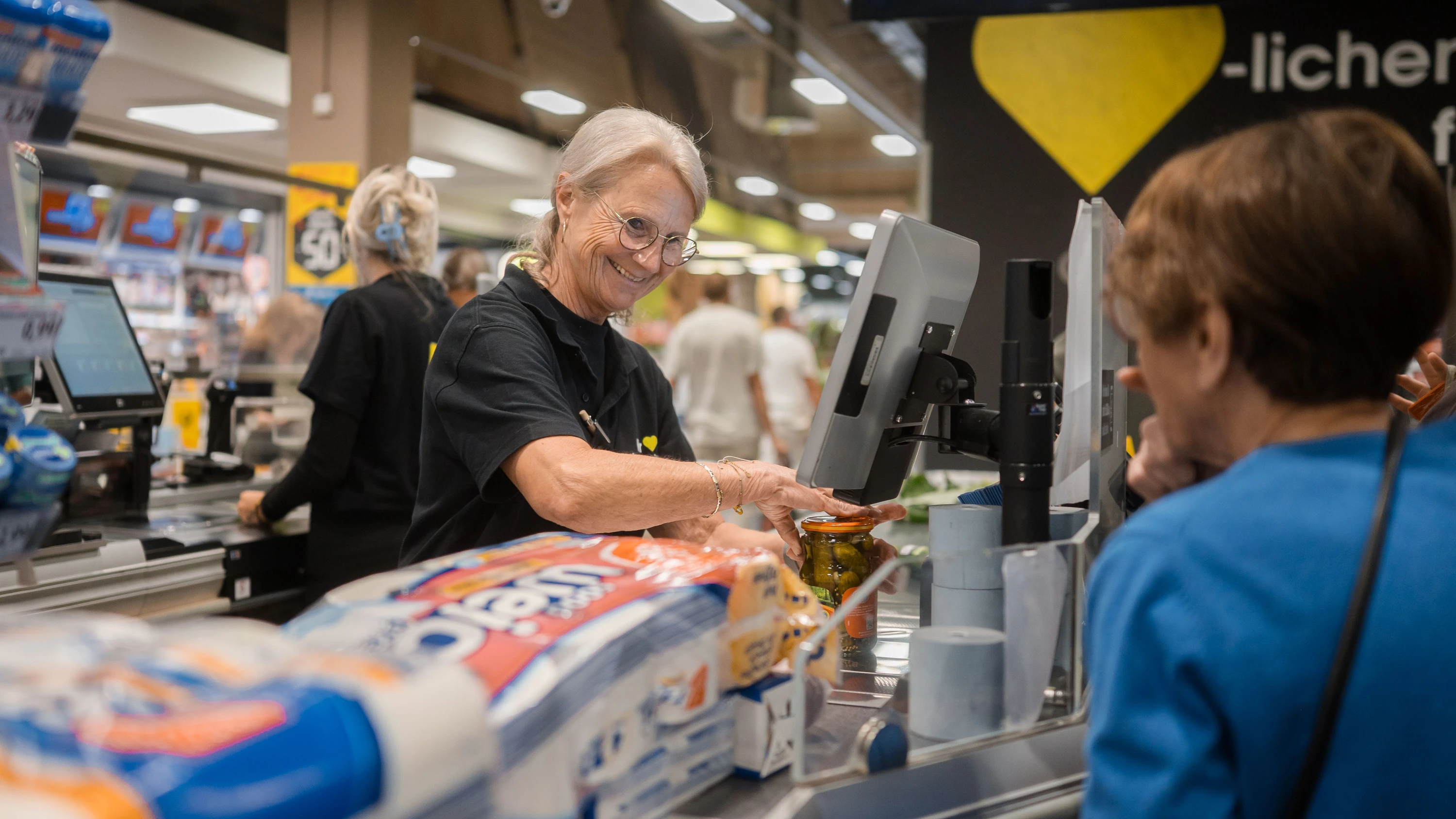 An der Supermarktkasse: Gurke, Kekse, Fleisch – von vorn An der Supermarktkasse: Gurke, Kekse, Fleisch – von vorn