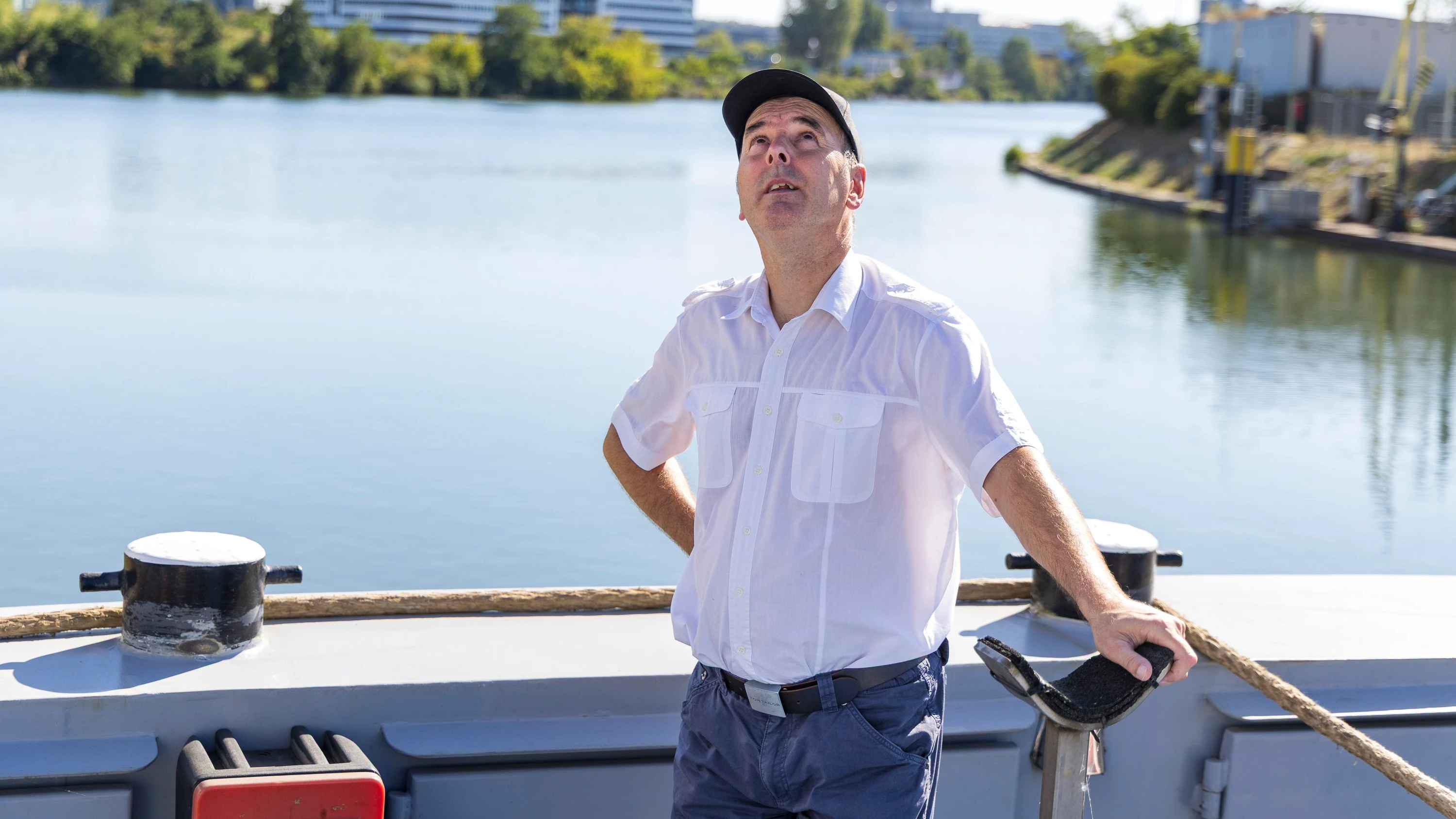 Kapitän Torsten Stuntz auf seinem Frachtschiff im Frankfurter Osthafen - Samira Schulz