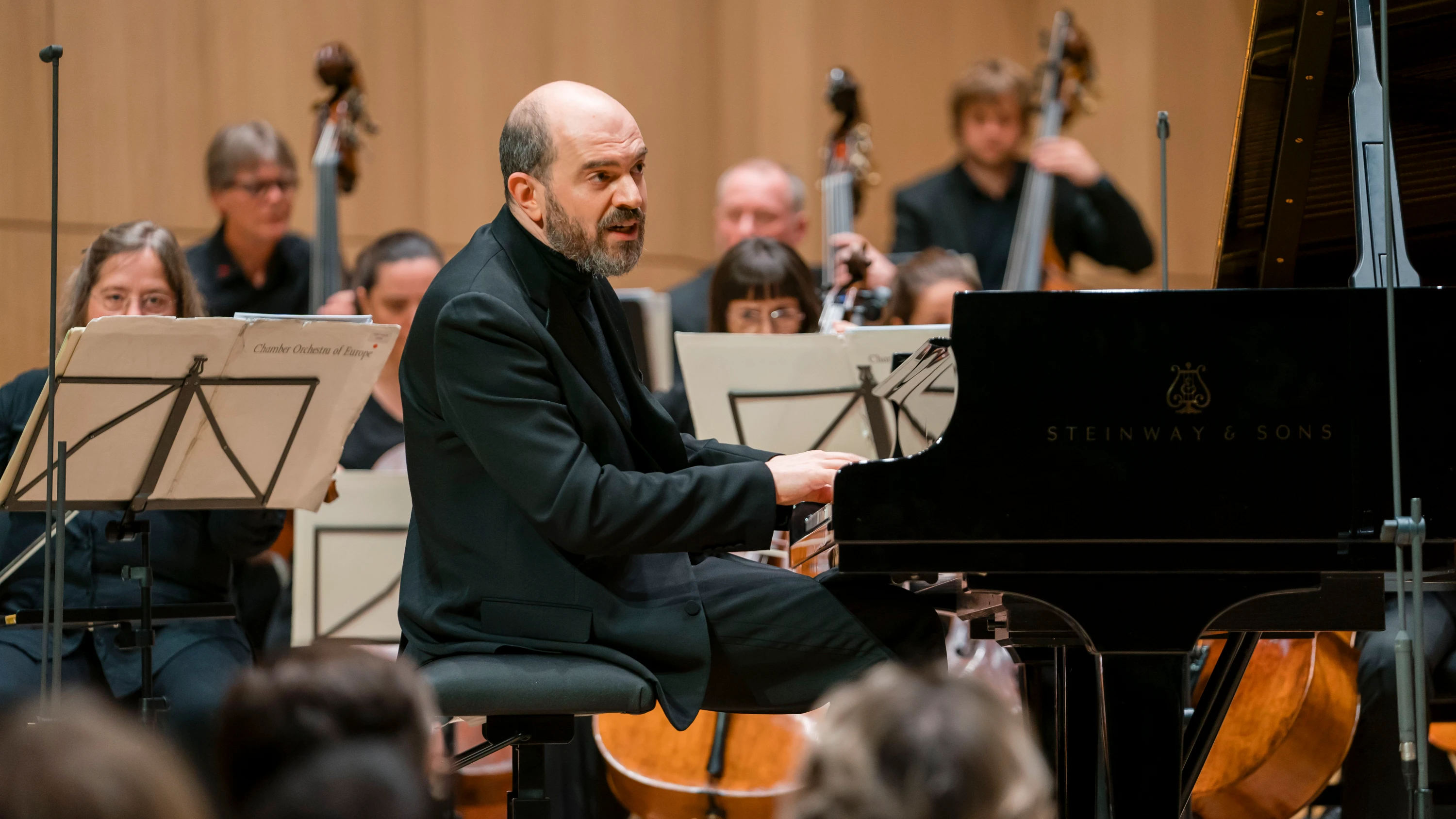 Pianist Kirill Gerstein mit dem Chamber Orchestra of Europe 2024 beim Festival der Kronberg Academy im Casals Forum - Patricia Truchsess