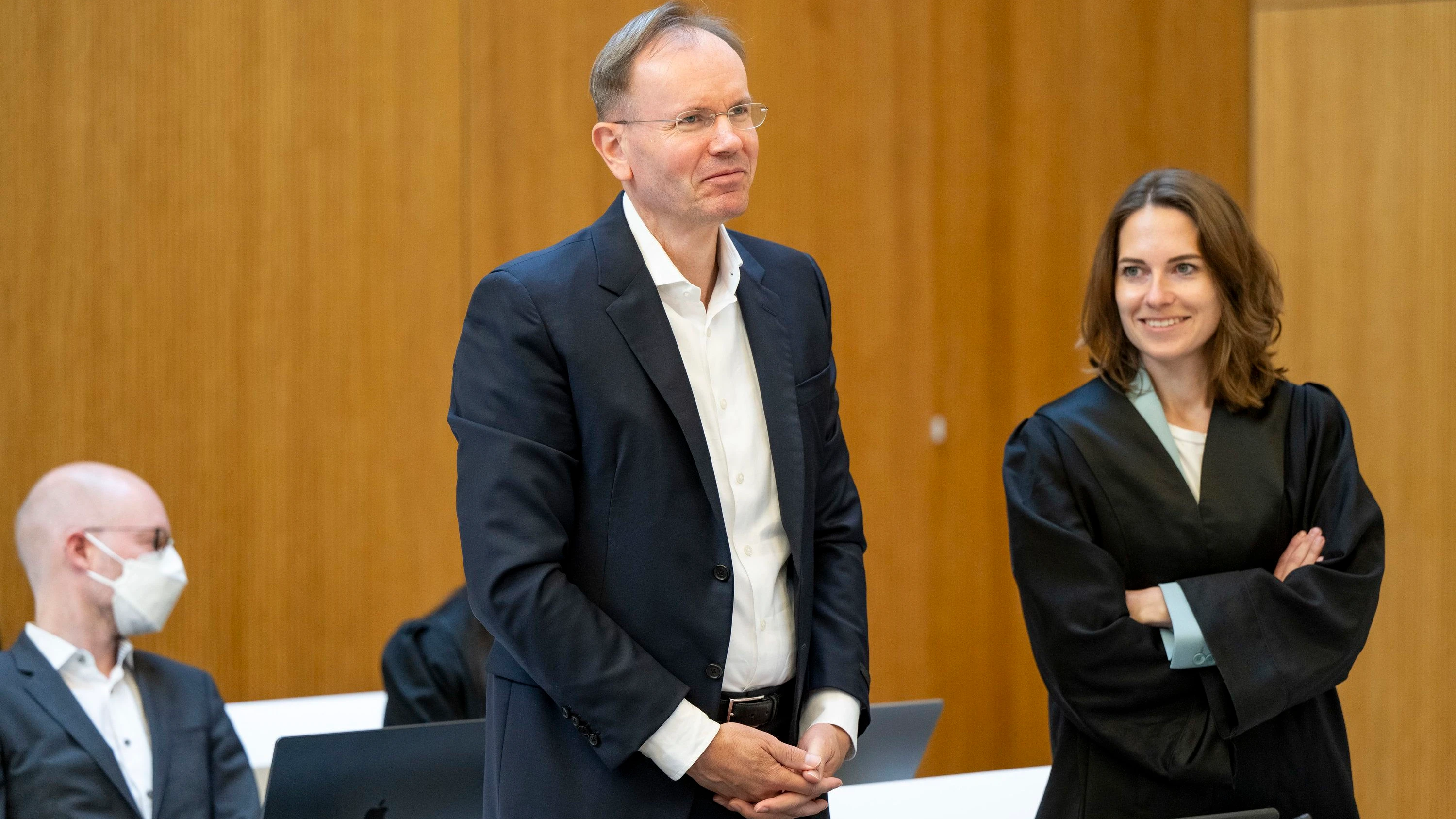 Markus Braun (Mitte), der angeklagte frühere Wirecard-Chef, sitzt bald sechs Jahre in Untersuchungshaft. Er und seine Anwältin Theres Kraußlach (rechts) warten auf eine Entscheidung der Strafkammer. - dpa