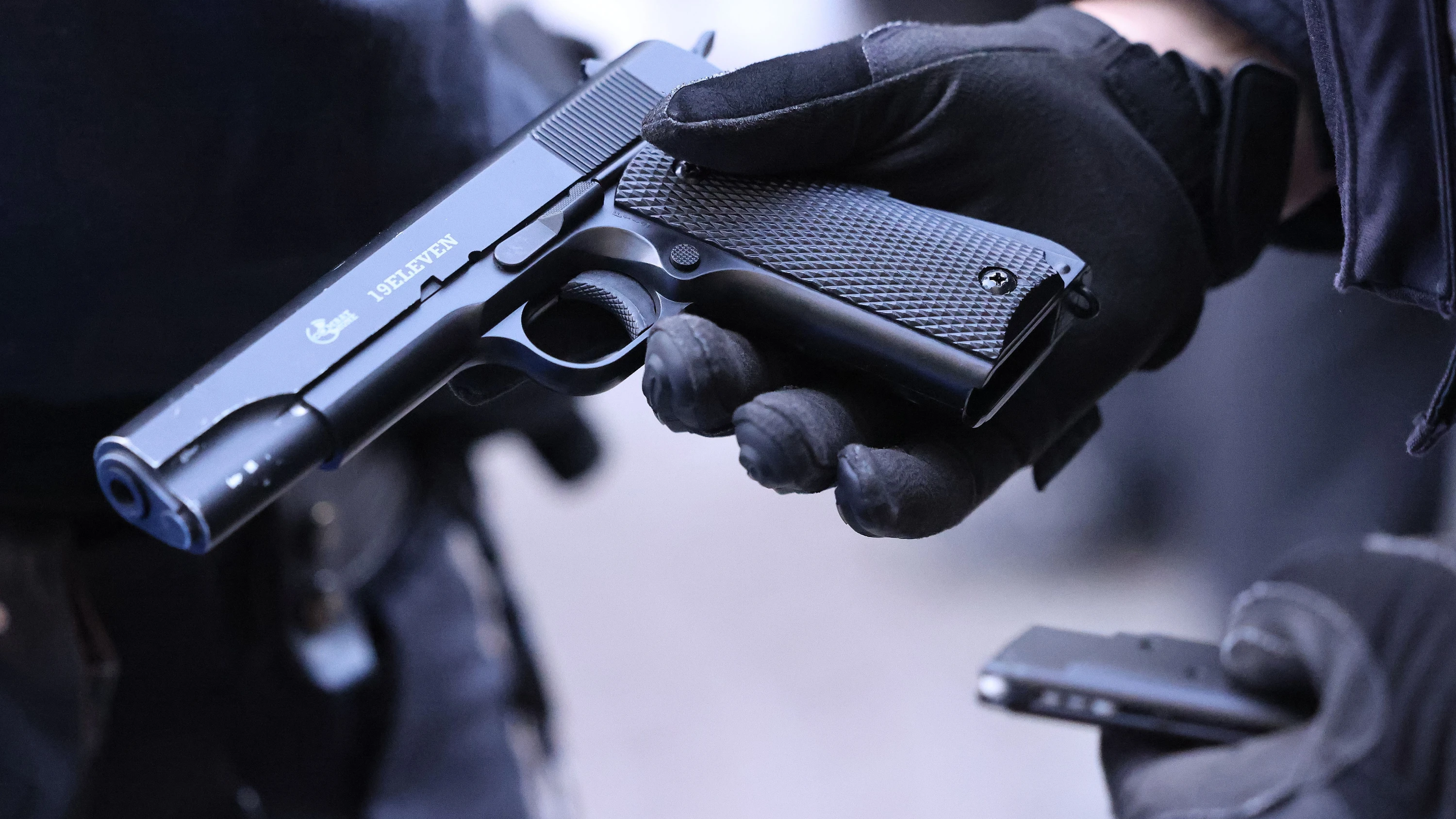 Ein Mann bedroht mit einer Softair Schusswaffe Menschen in Frankfurt. Die Polizei nimmt ihn fest. - dpa