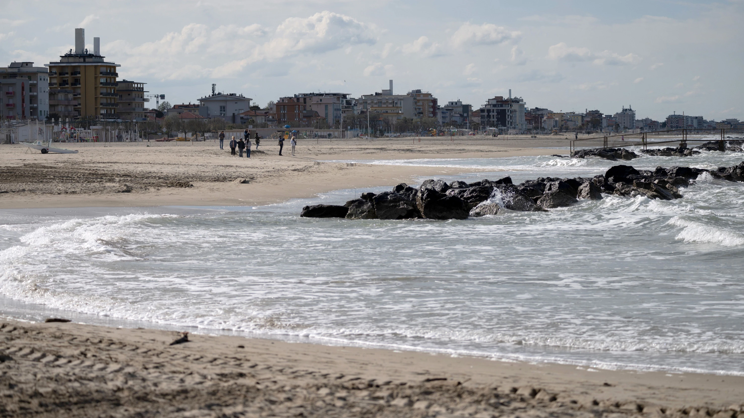 Italienische Adriaküste: Frau findet Urne mit menschlichen Überresten am Strand