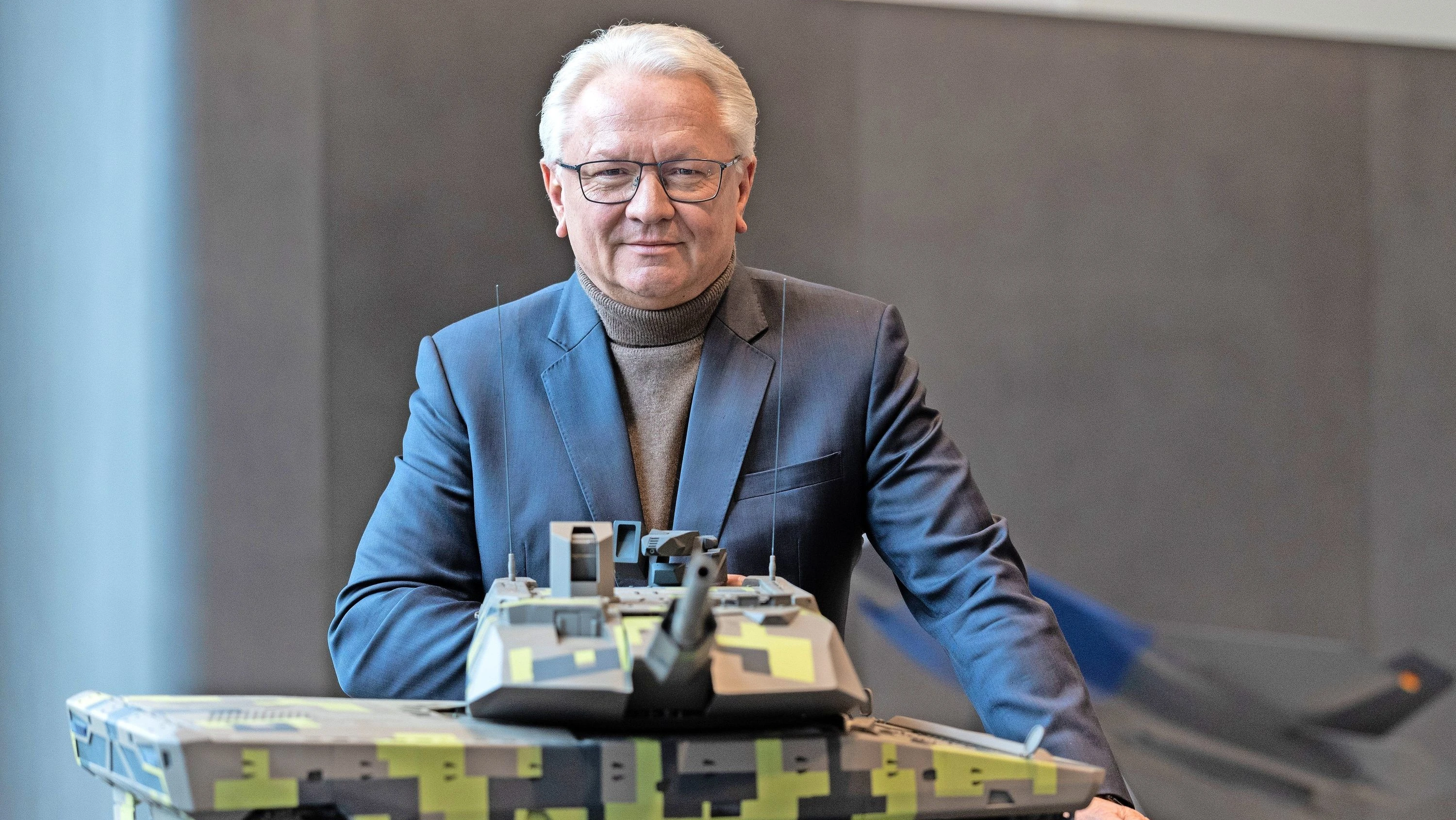 Hausfrauen und Lego-Drohnen: Rheinmetall-Chef sorgt mit Ukraine-Äußerungen für Wirbel Hausfrauen und Lego-Drohnen: Rheinmetall-Chef sorgt mit Ukraine-Äußerungen für Wirbel