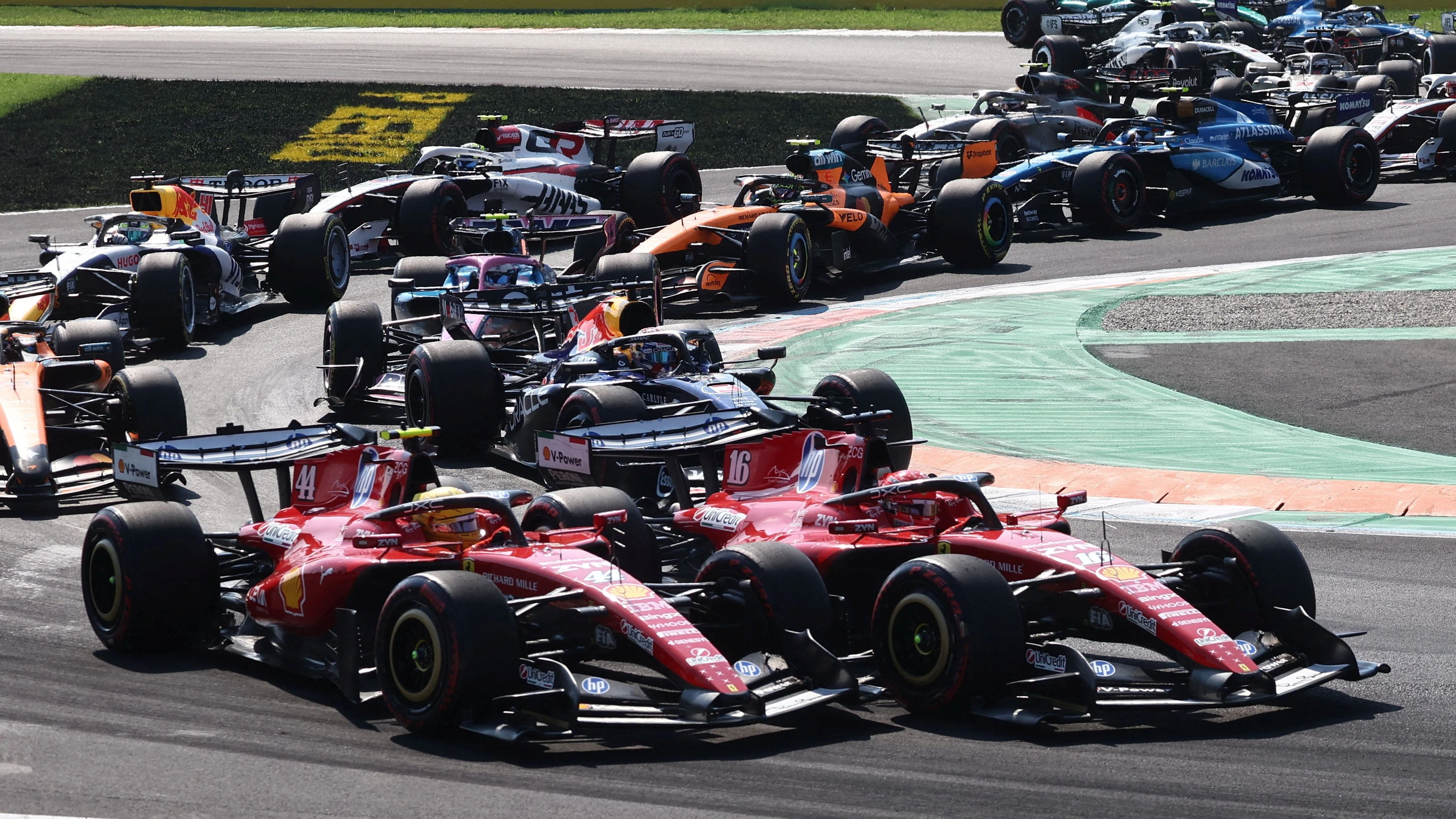 Charles Leclerc und Lewis Hamilton rangeln mit ihren Ferraris um die Verfolgung der Mercedes-Renner. - Reuters