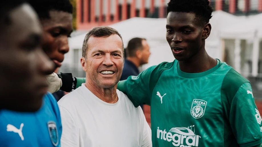 Gesellschafter in Accra: Lothar Matthäus mit Spielern der Lions am Riederwald - eintrachtinternational/Instagram