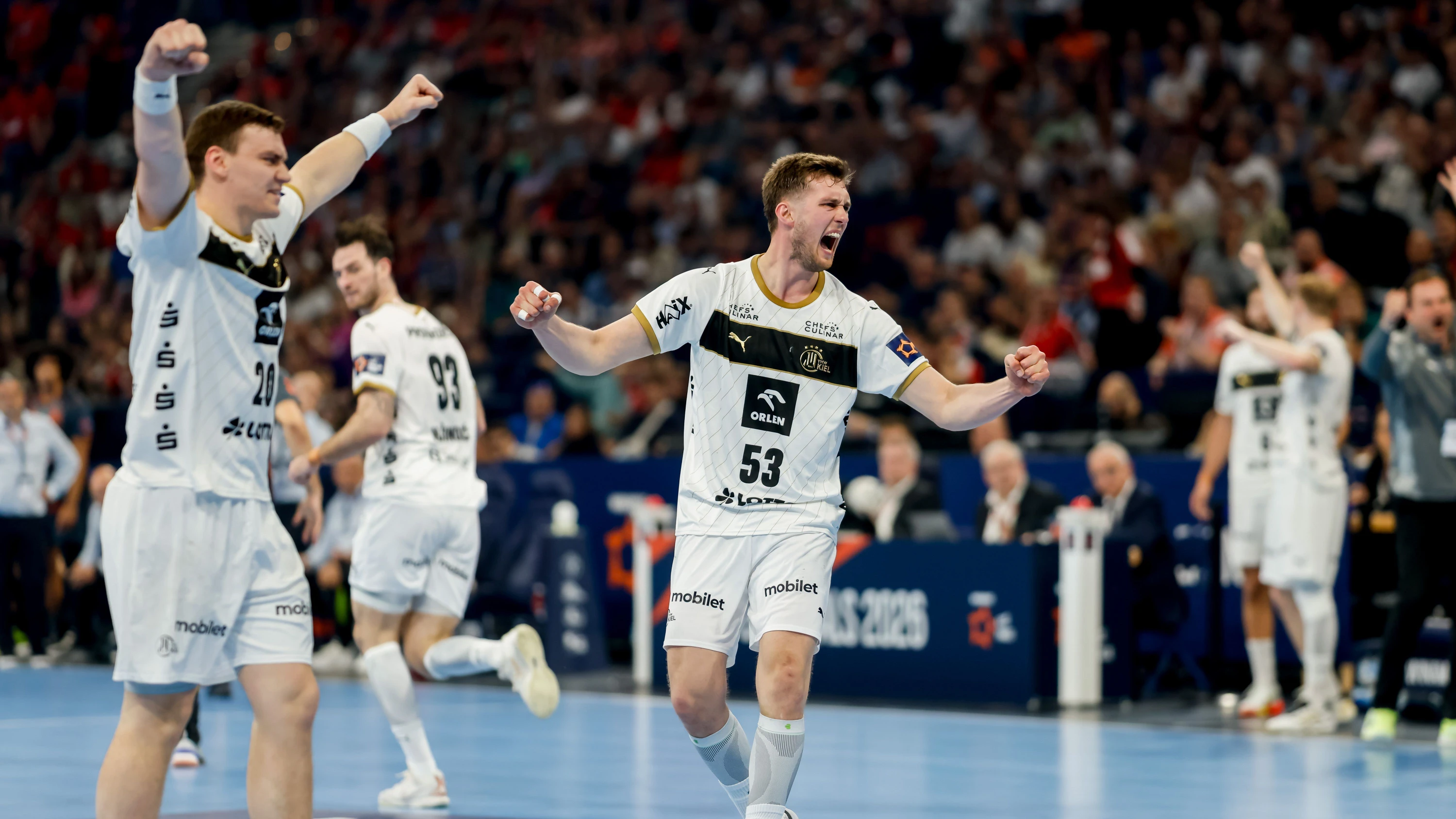 Nach dem Einzug in das Finale der European League feiert die Kieler Mannschaft ausgelassen. - dpa