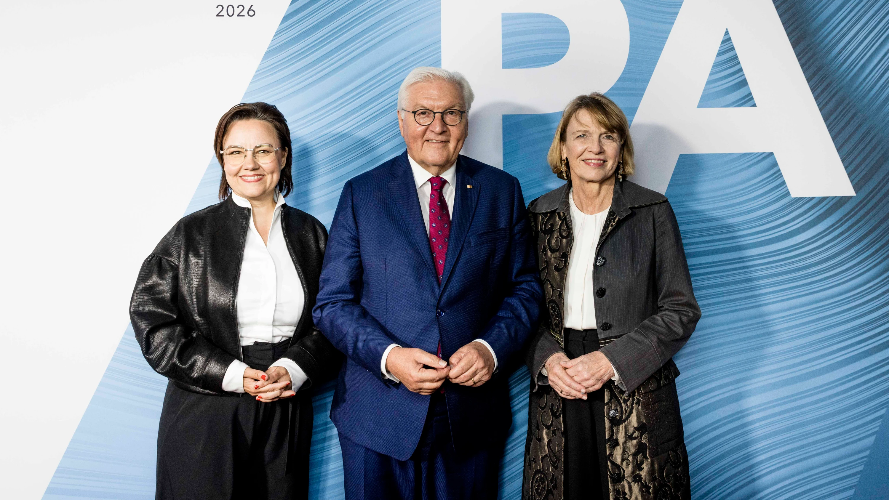 Beim Fest der Produktionsallianz 2026 (v.l.): Michelle Müntefering, Frank-Walter Steinmeier, Elke Büdenbender - Thomas Kierok