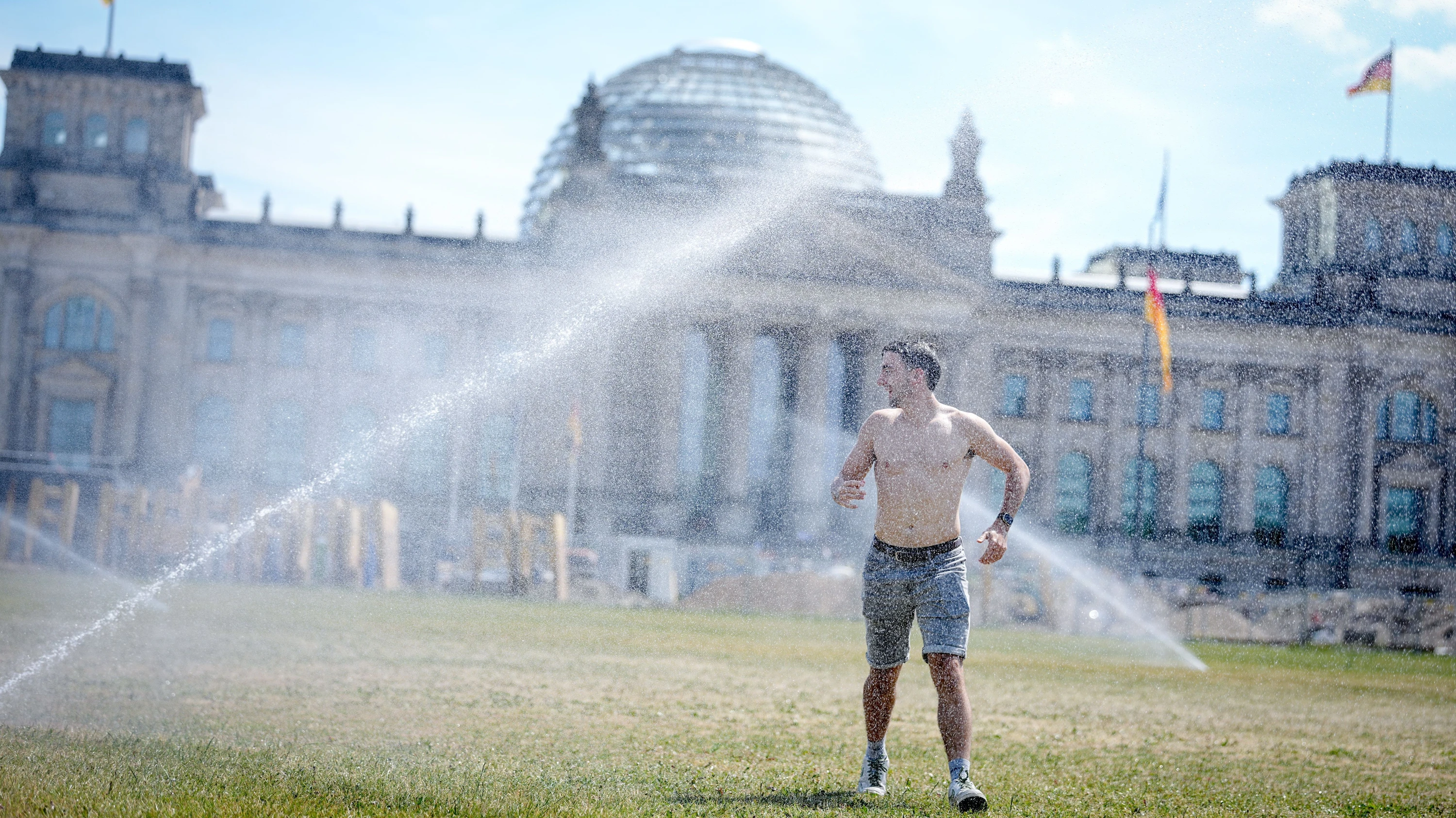 kräftige Gewitter drohen: Das Wochenende bleibt heiß – über 38 Grad möglich