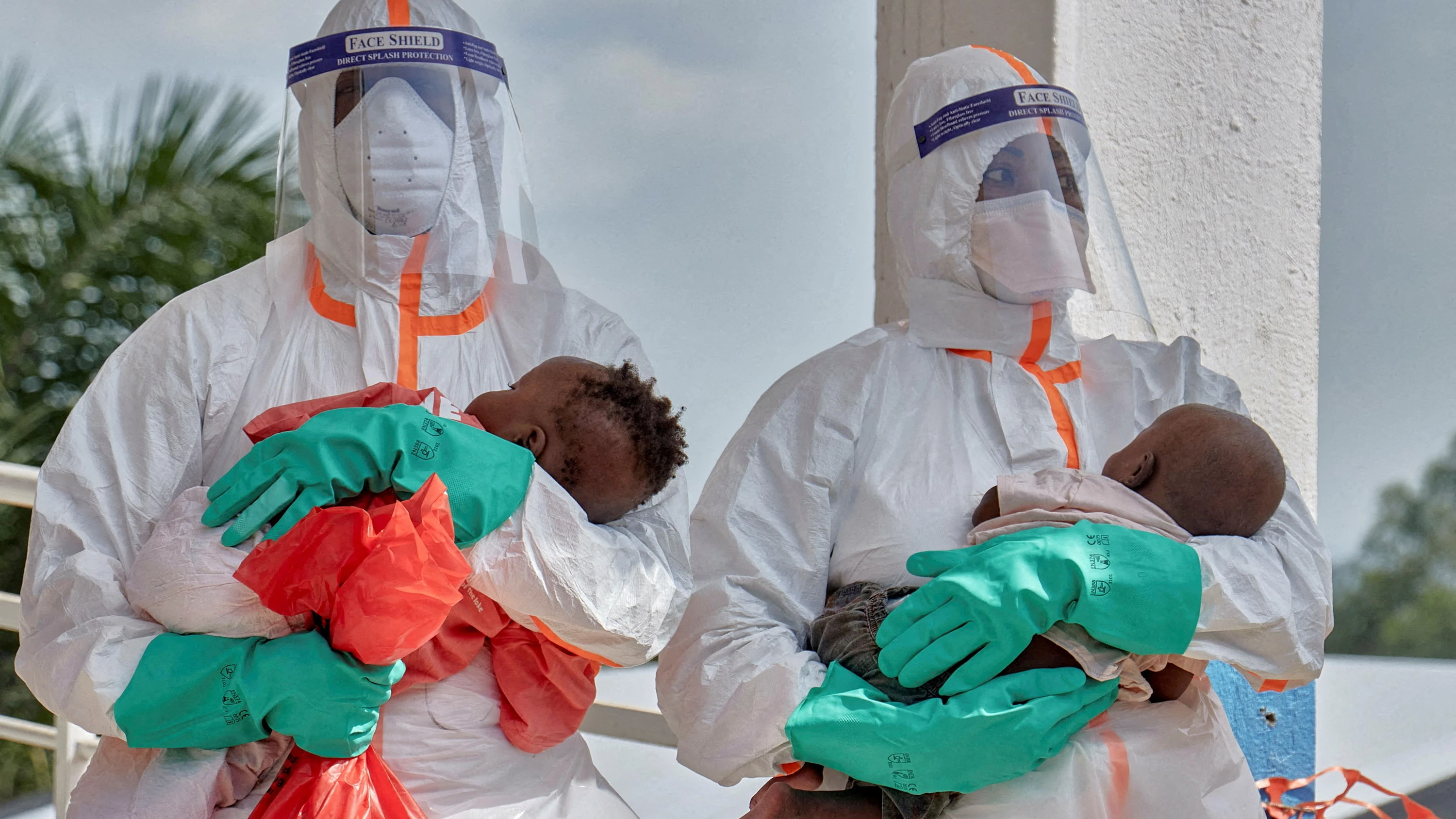 In einem Waisenhaus in Kongo werden Babys auf Ebola getestet. - Reuters