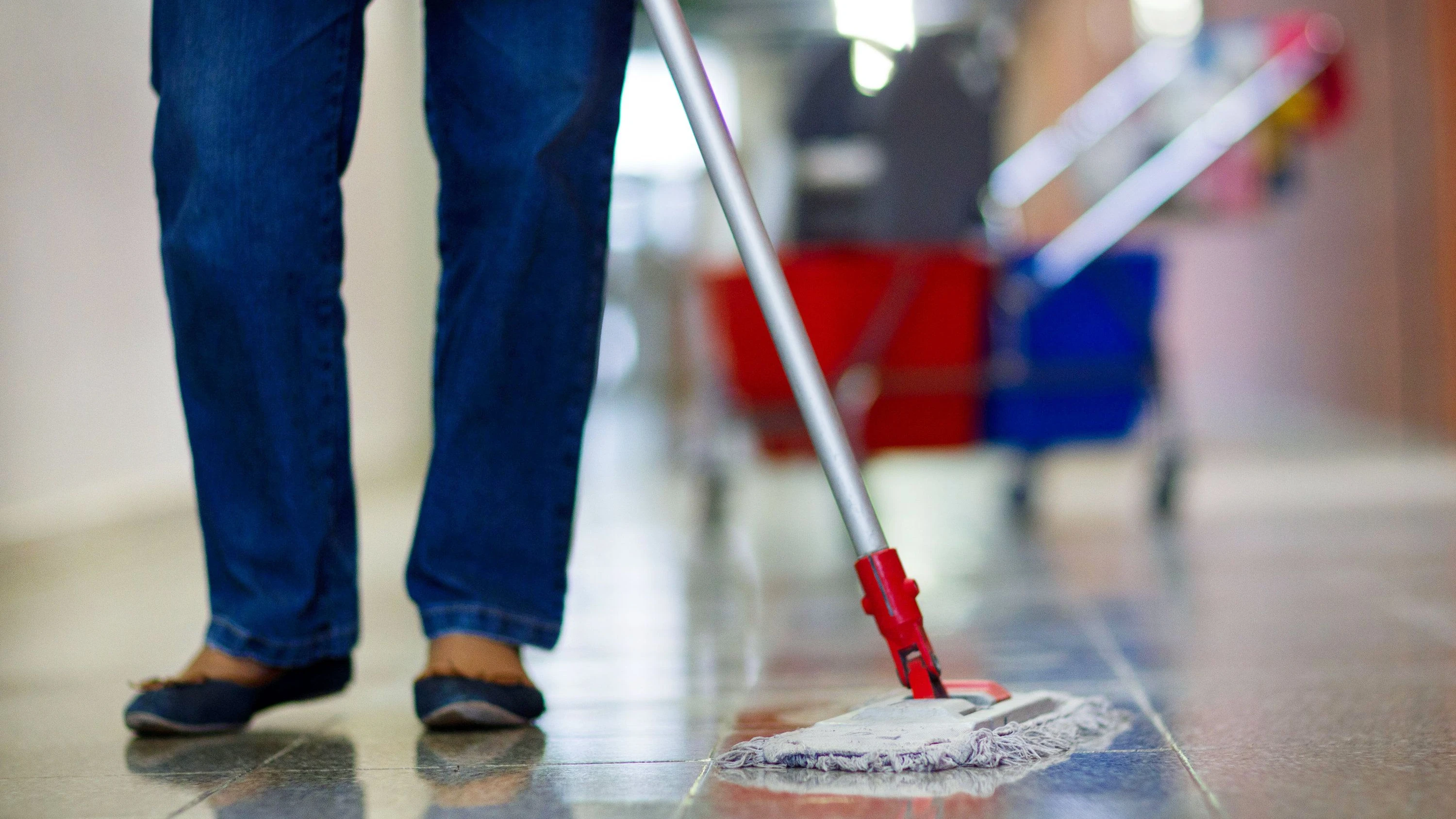 Studie des IW Köln: Neun von zehn Haushaltshilfen werden schwarz beschäftigt Studie des IW Köln: Neun von zehn Haushaltshilfen werden schwarz beschäftigt