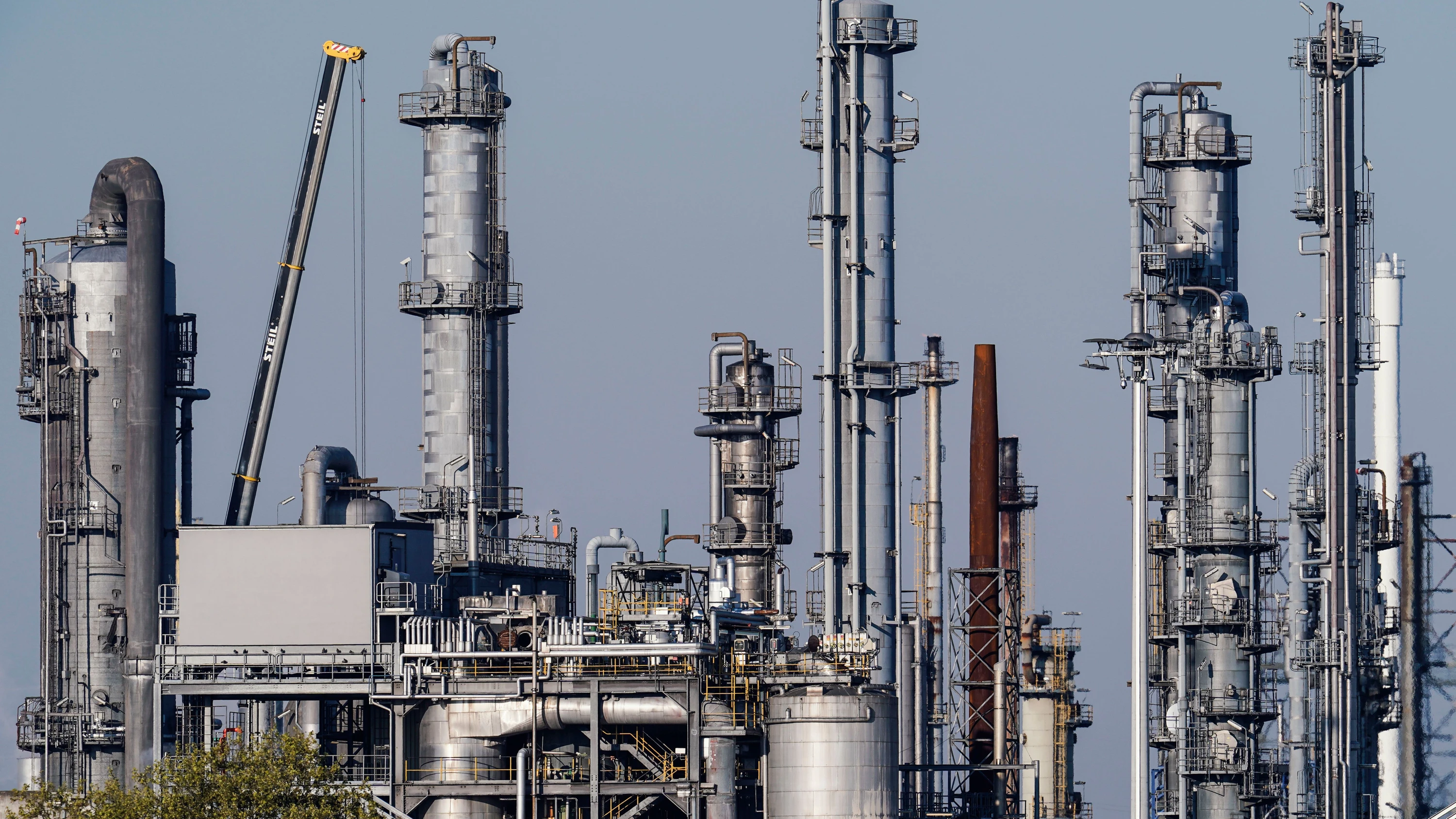 Die Chemiebranche ruft laut nach einer Reform des Emissionshandels. - dpa