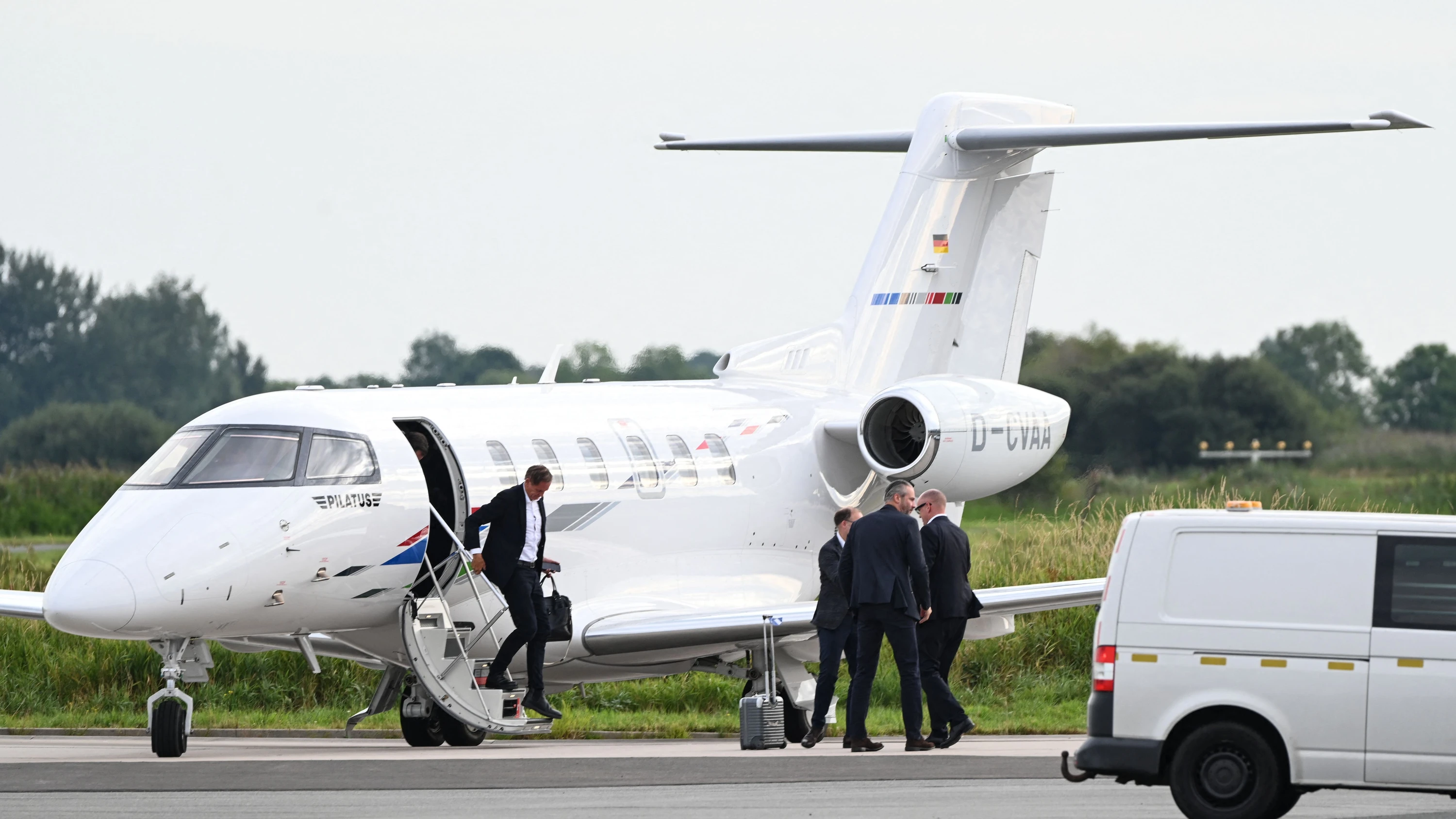 Anreise mit dem VW-Flugzeug: Oliver Blume (in der Mitte) am Mittwochvormittag in Emden - dpa