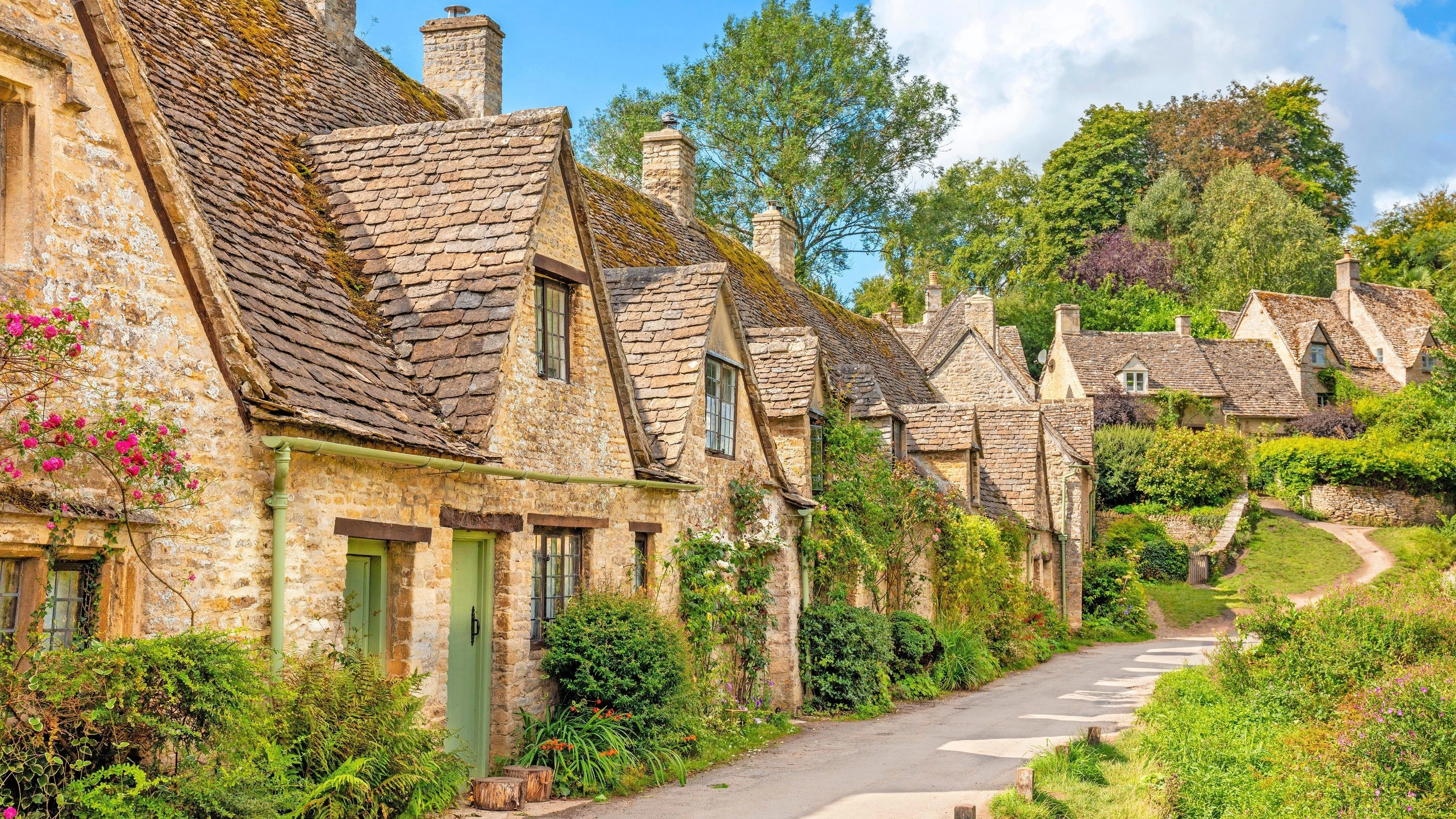 Der Schein trügt: So beschaulich wie auf dieser Aufnahme geht es in der malerischen Arlington Row von Bibury nur noch selten zu. - Mauritius