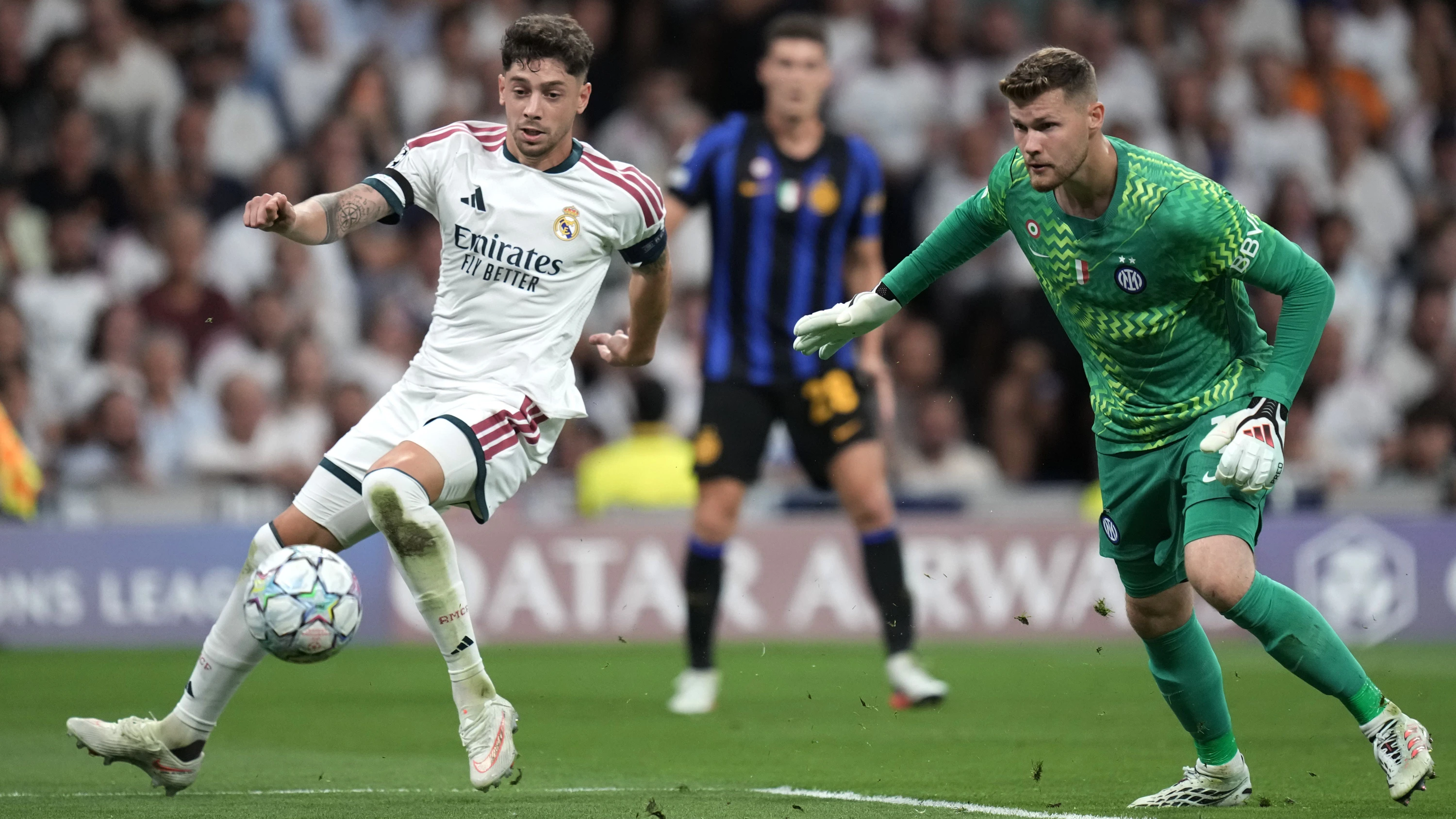 Real Madrids Federico Valverde (links) trifft nach Fehler von Inter-Torwart Josep Martinez. - AP Photo/Bernat Armangue