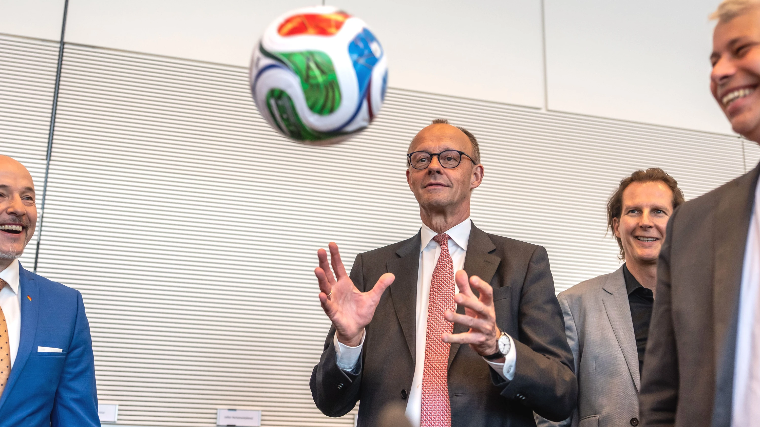 Friedrich Merz hat sich in einem knappen Statement zum Rücktritt des Bundestrainers geäußert. - dpa