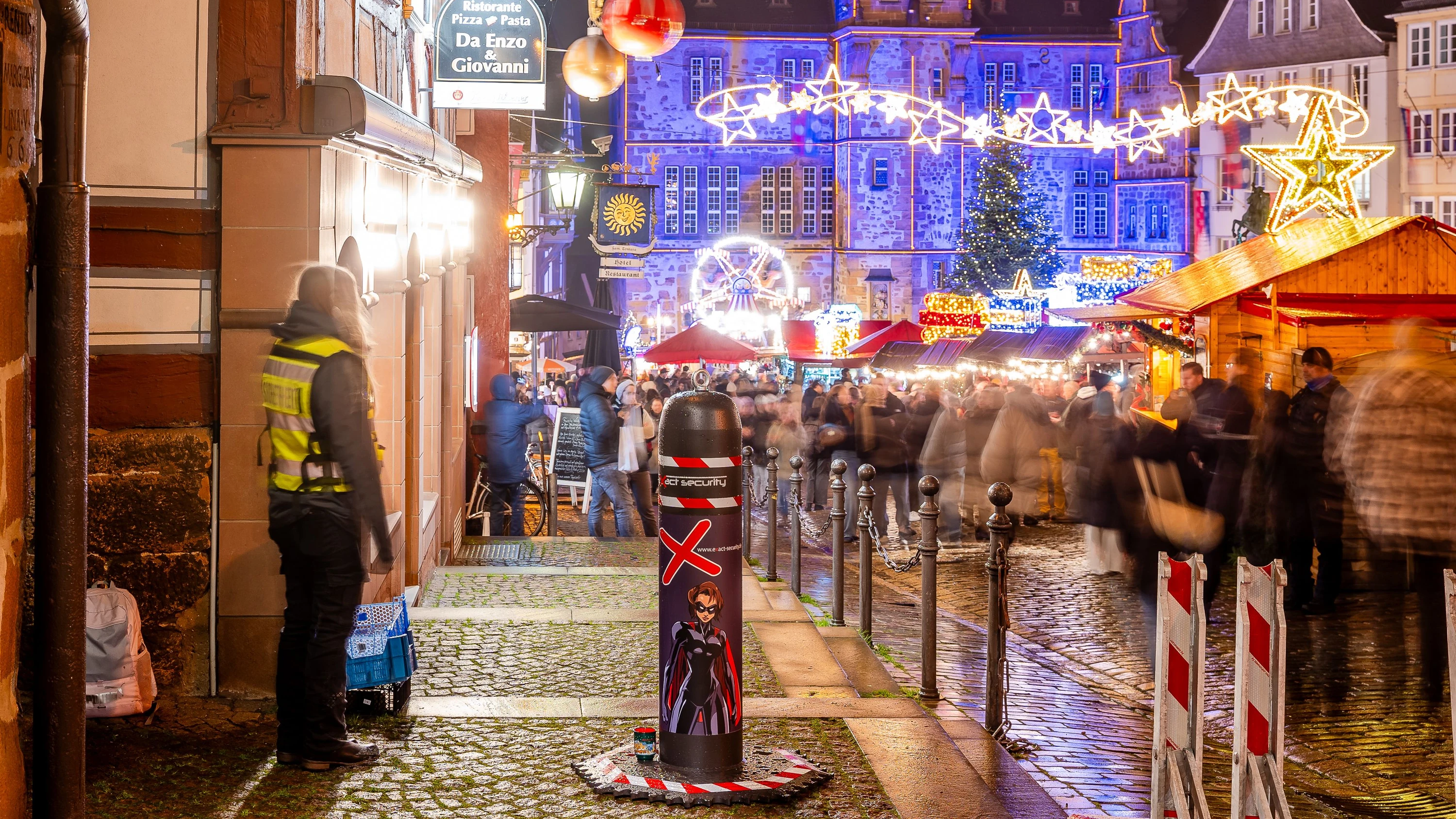 Auf dem Weihnachtsmarkt in der Marburger Oberstadt sorgen Durchfahrtssperren für Sicherheit. - Michael Braunschädel