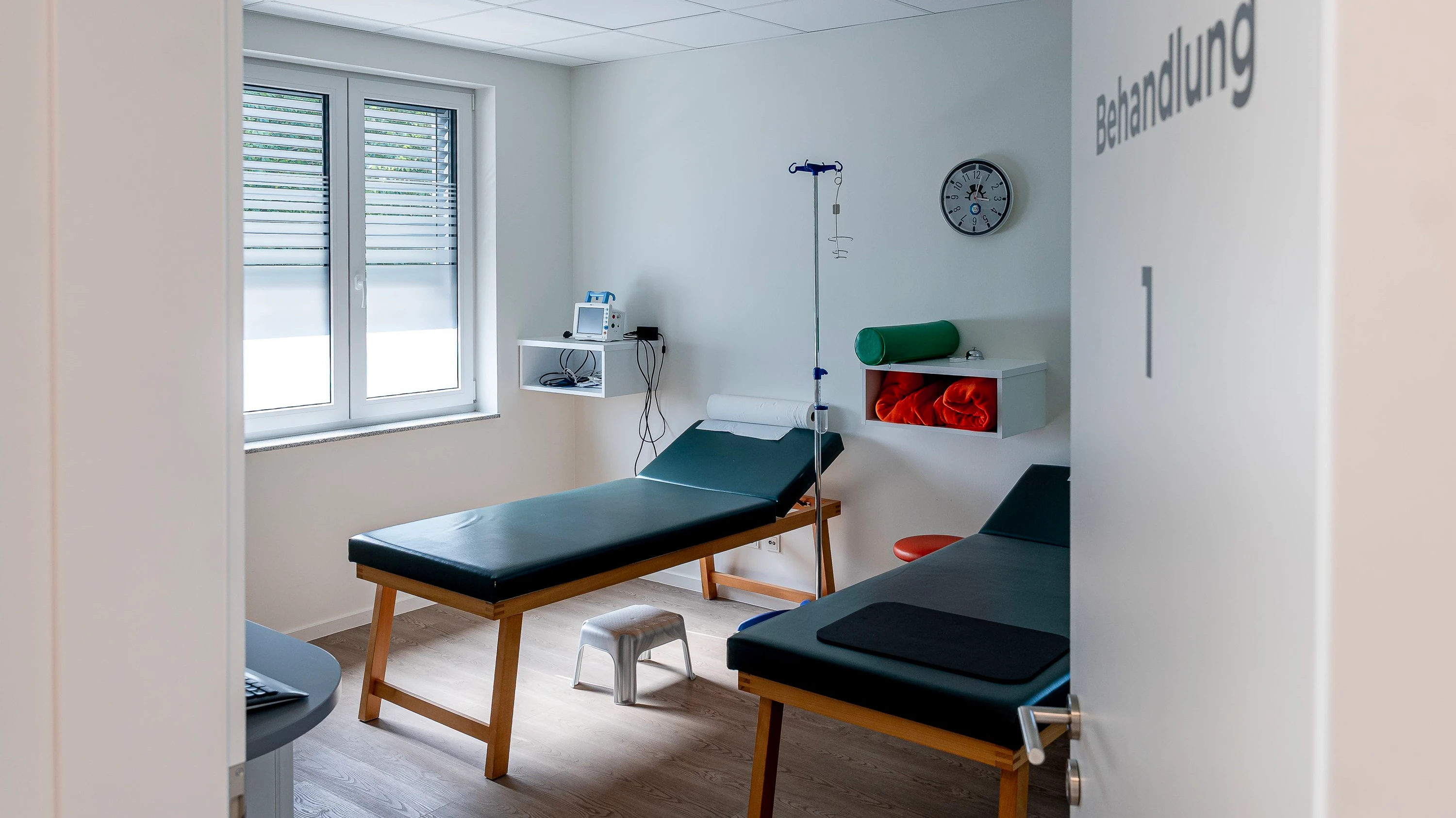 Behandlungszimmer in einer Hausarztpraxis: Wer hier wie schnell einen Termin bekommt, hängt auch mit der Versicherung zusammen. - Michael Braunschädel