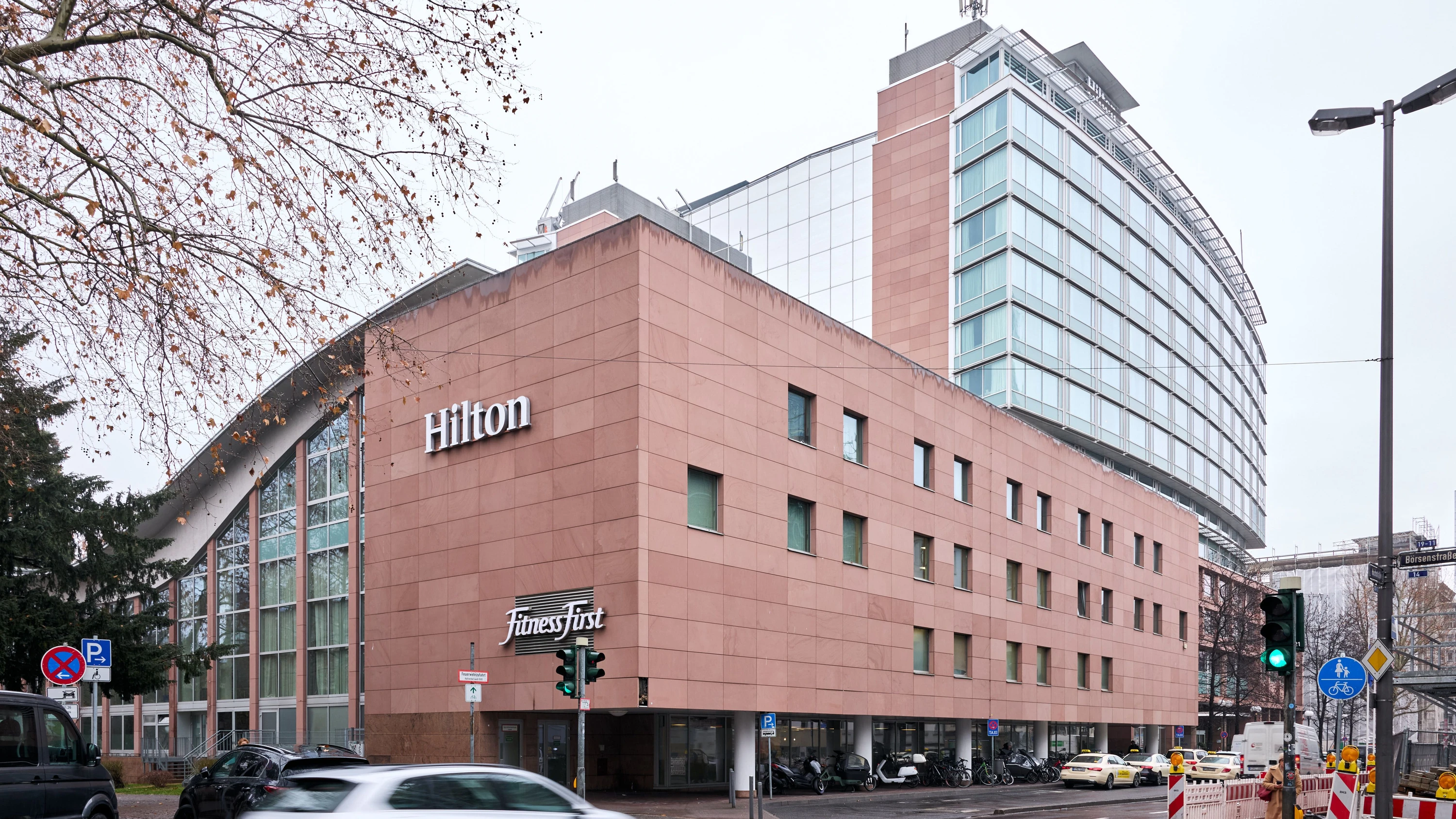 Bezug zu Revolutionsgarde: Booking suspendiert Frankfurter Hilton-Hotels mit Iran-Verbindung