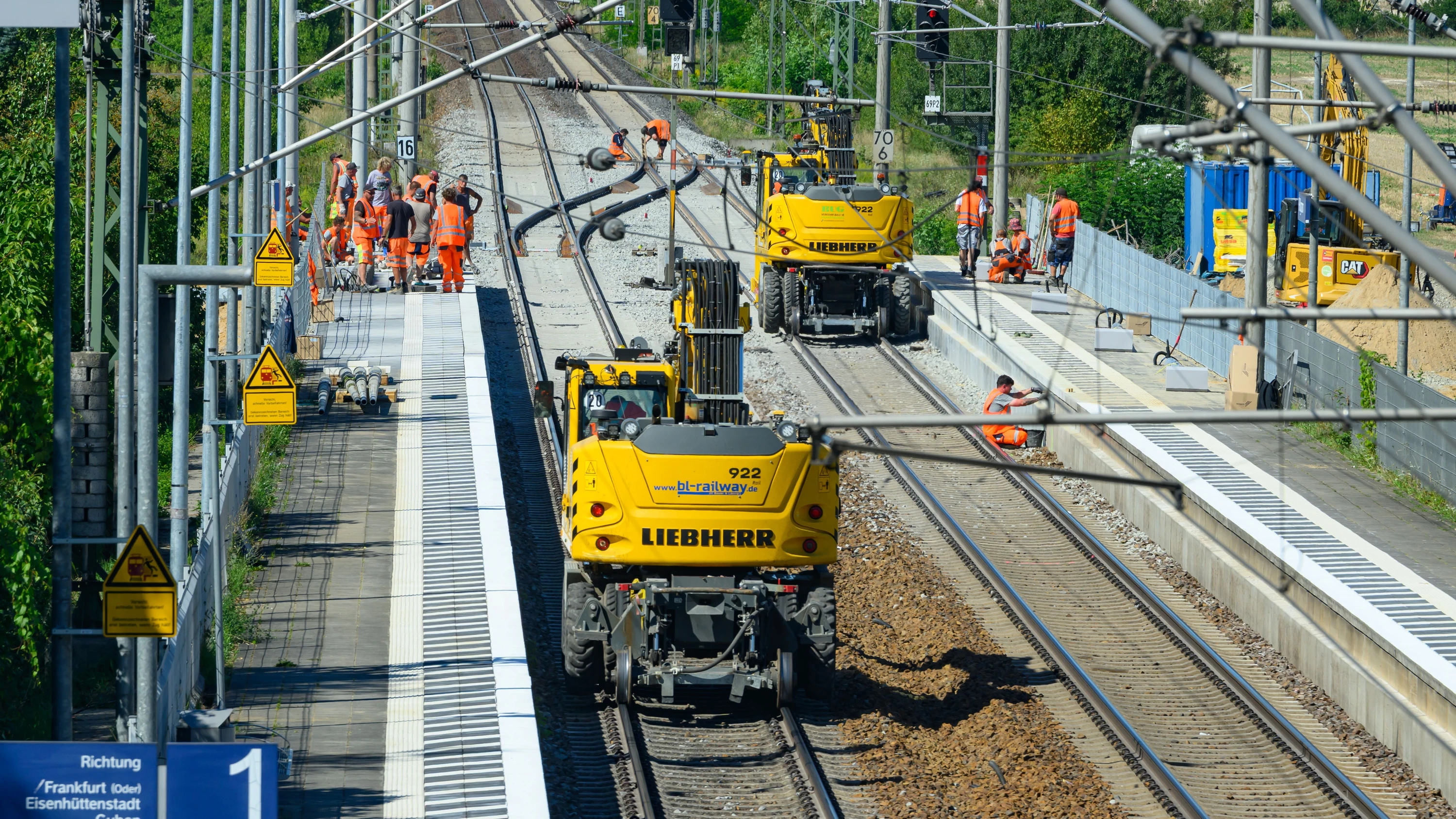 Viele Baustellen: Am Bahnhof Pillgram, auf der Strecke Berlin–Frankfurt (Oder), werden derzeit die Bahnsteige verlängert. - dpa