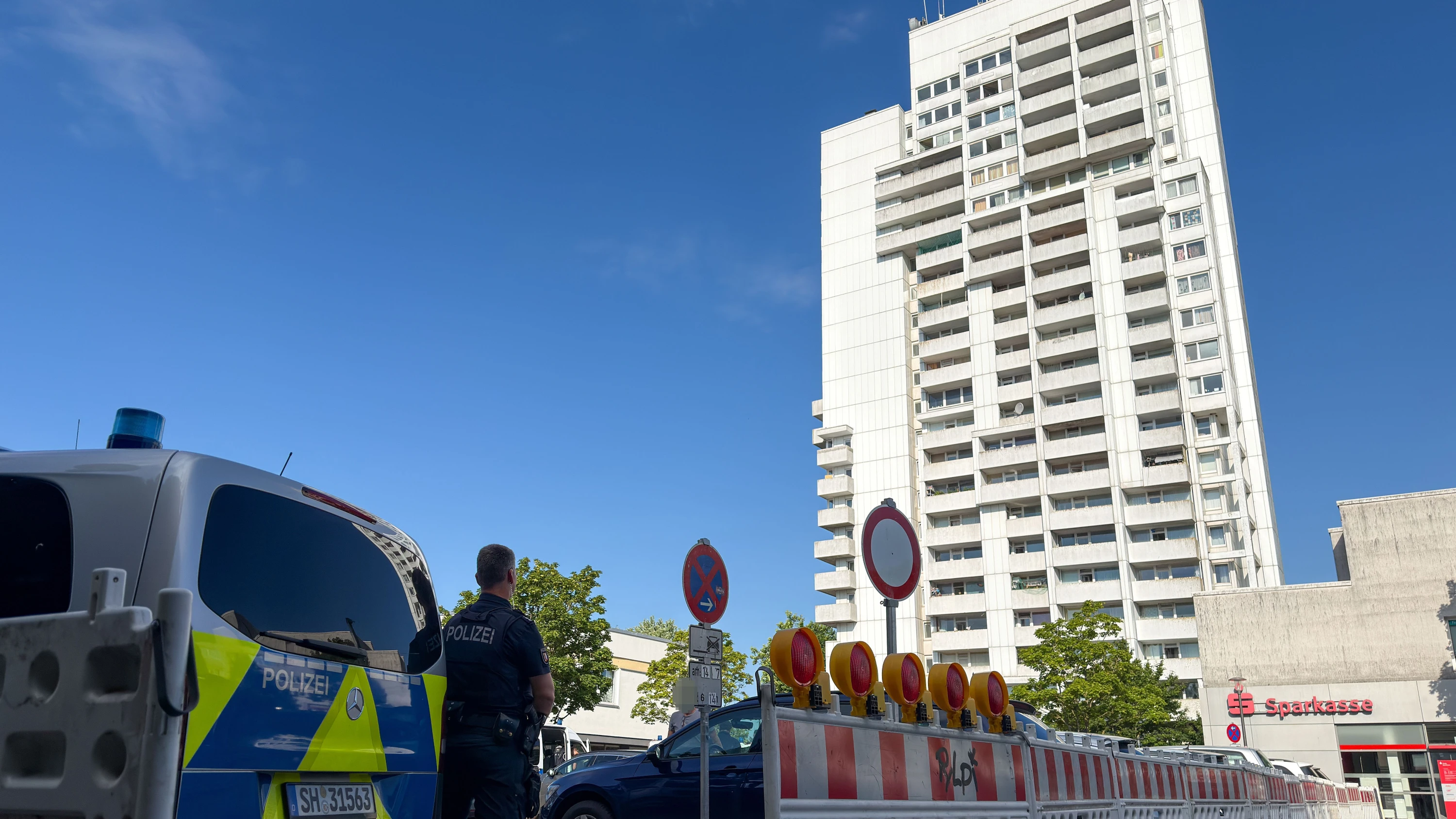 DNA-Test für Hochhausbewohner nach Steinwurf auf Streifenwagen