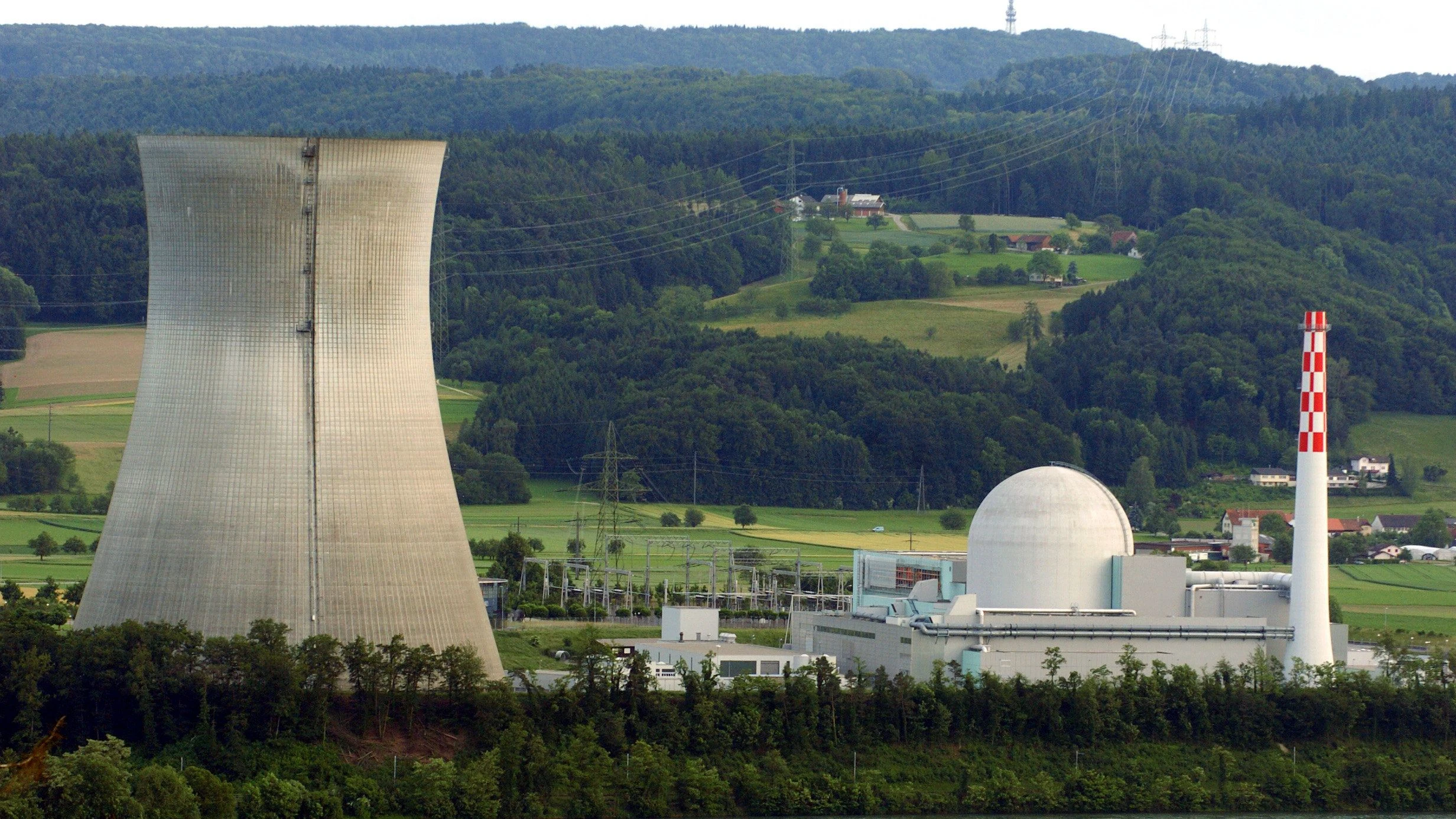 Läuft weiter: Atomkraftwerk im schweizerischen Leibstadt am Hochrhein - dpa
