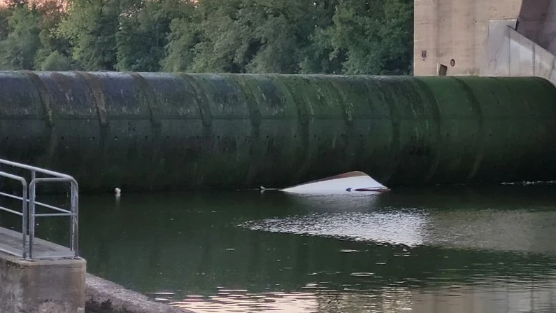 Bild: Frankfurt-Griesheim: Junge Männer stehlen Sportboot und gehen unter