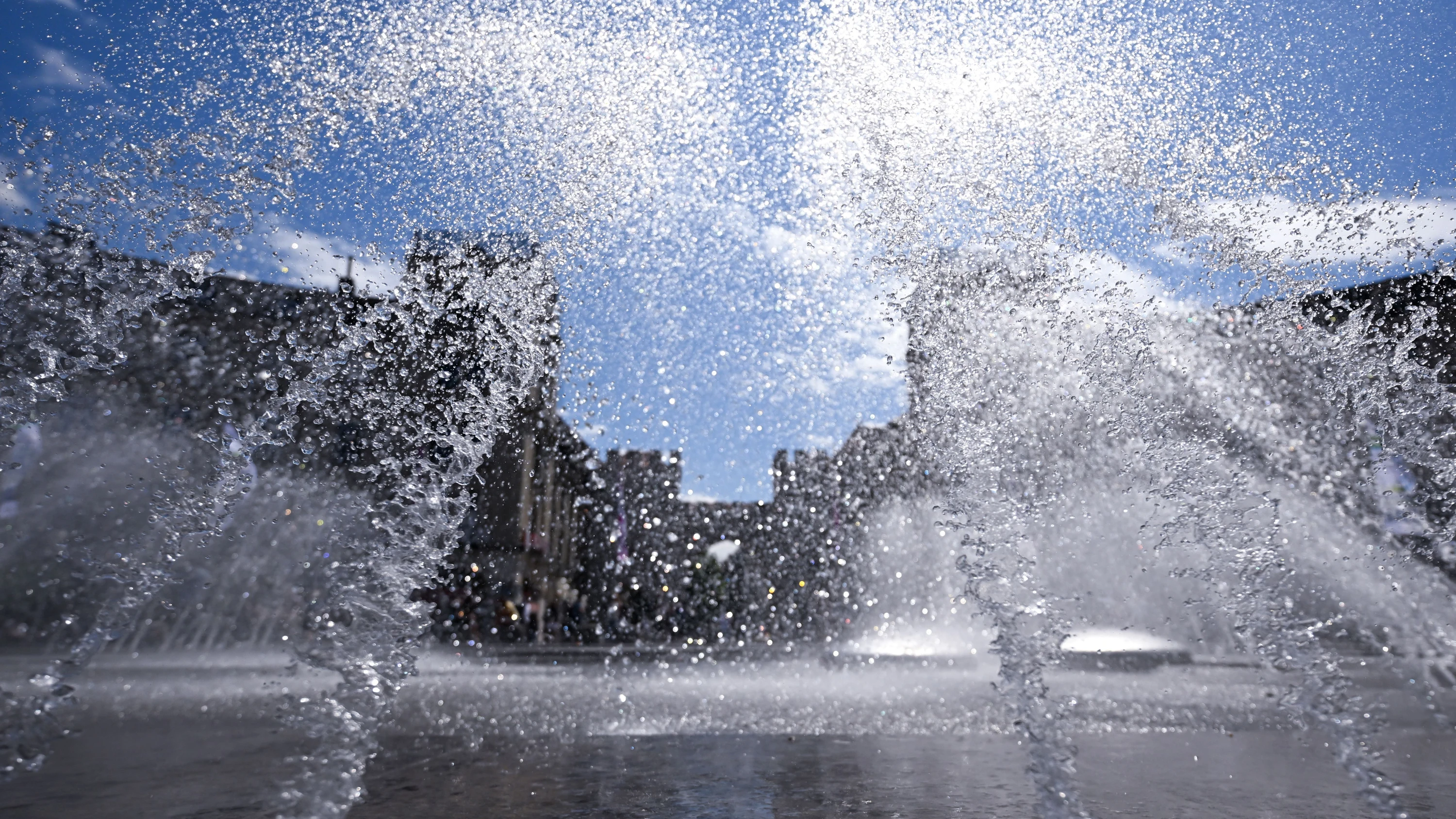 Kühle Erfrischung: Springbrunnen am Münchener Stachus - dpa