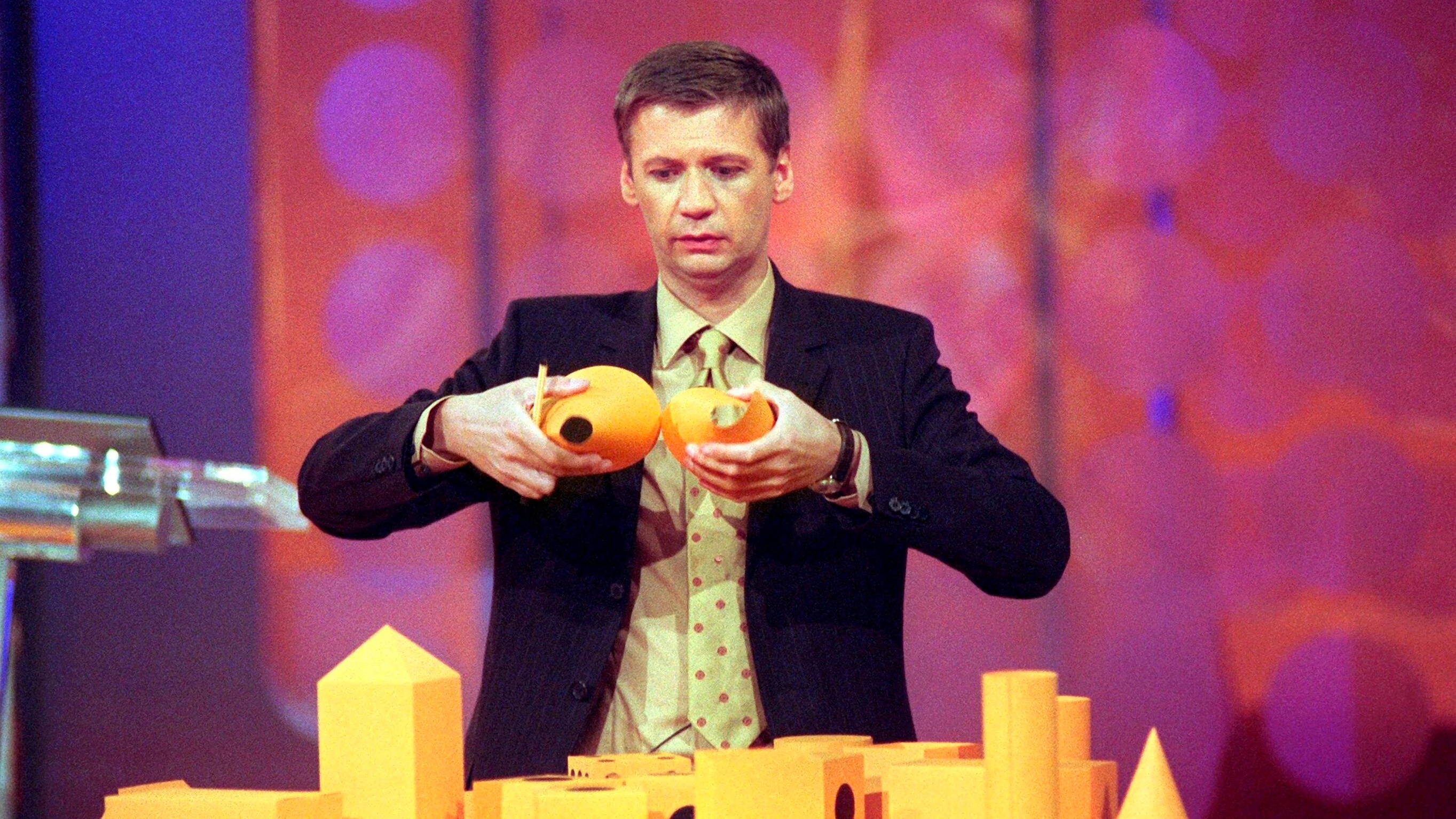 Unterscheiden als Kollektiverlebnis: Günther Jauch veranschaulicht die Lösung einer Testfrage in seiner Sendung „Der große IQ-Test“ (2001–2004). - Picture Alliance