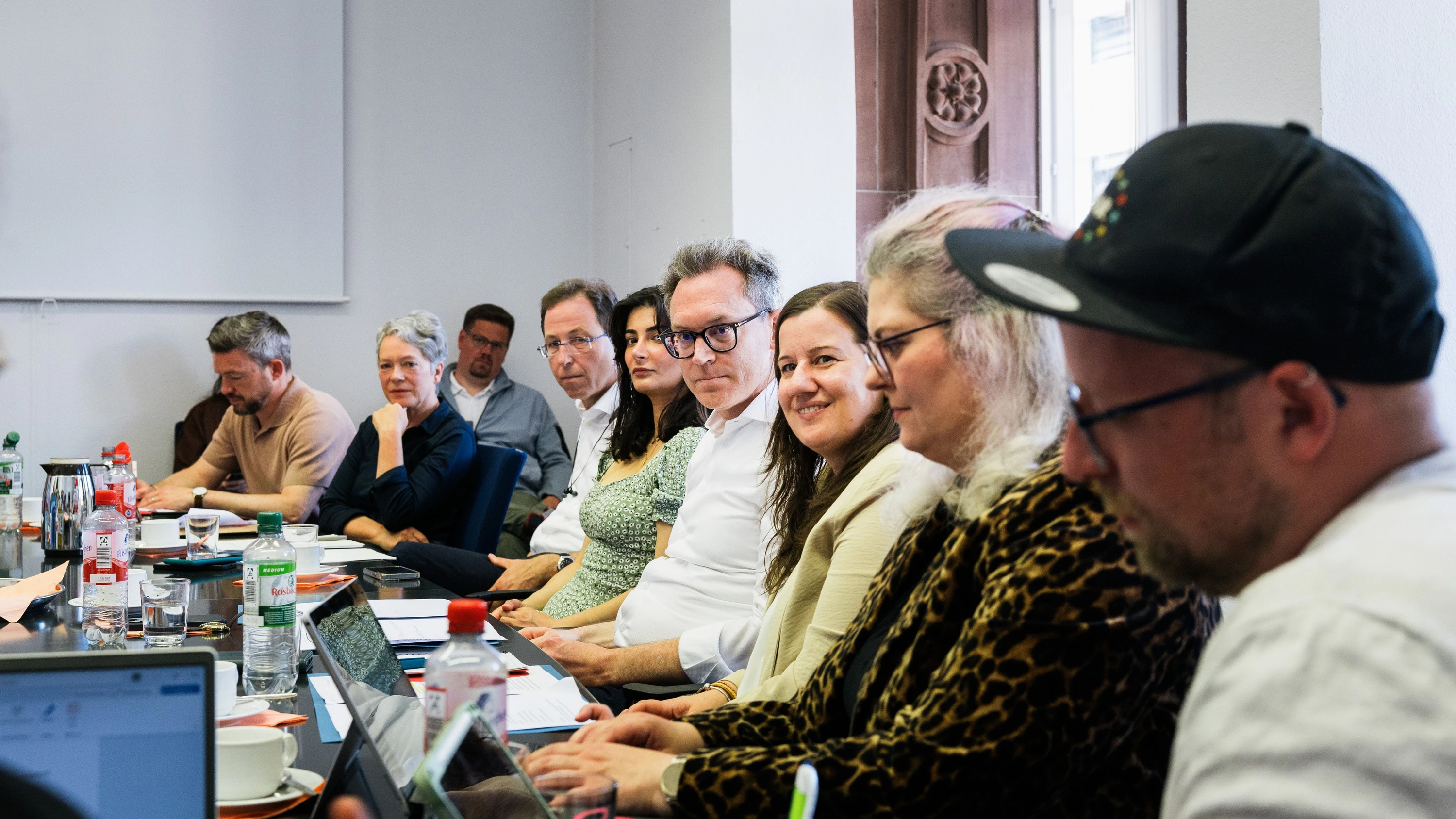Vertreter des „Frankfurter Modells“: Die SPD-Parteispitze mit Kolja Müller und Ina Hartwig, die Grünen-Sprecher mit Burkhard Schwetje und Tara Moradi, CDU-Parteichef Nils Kößler und seine Stellvertreterin Susanne Serke, die Parteispitze von Volt mit Veronika Dörffler und Chris Pfaff - Janek Stempel