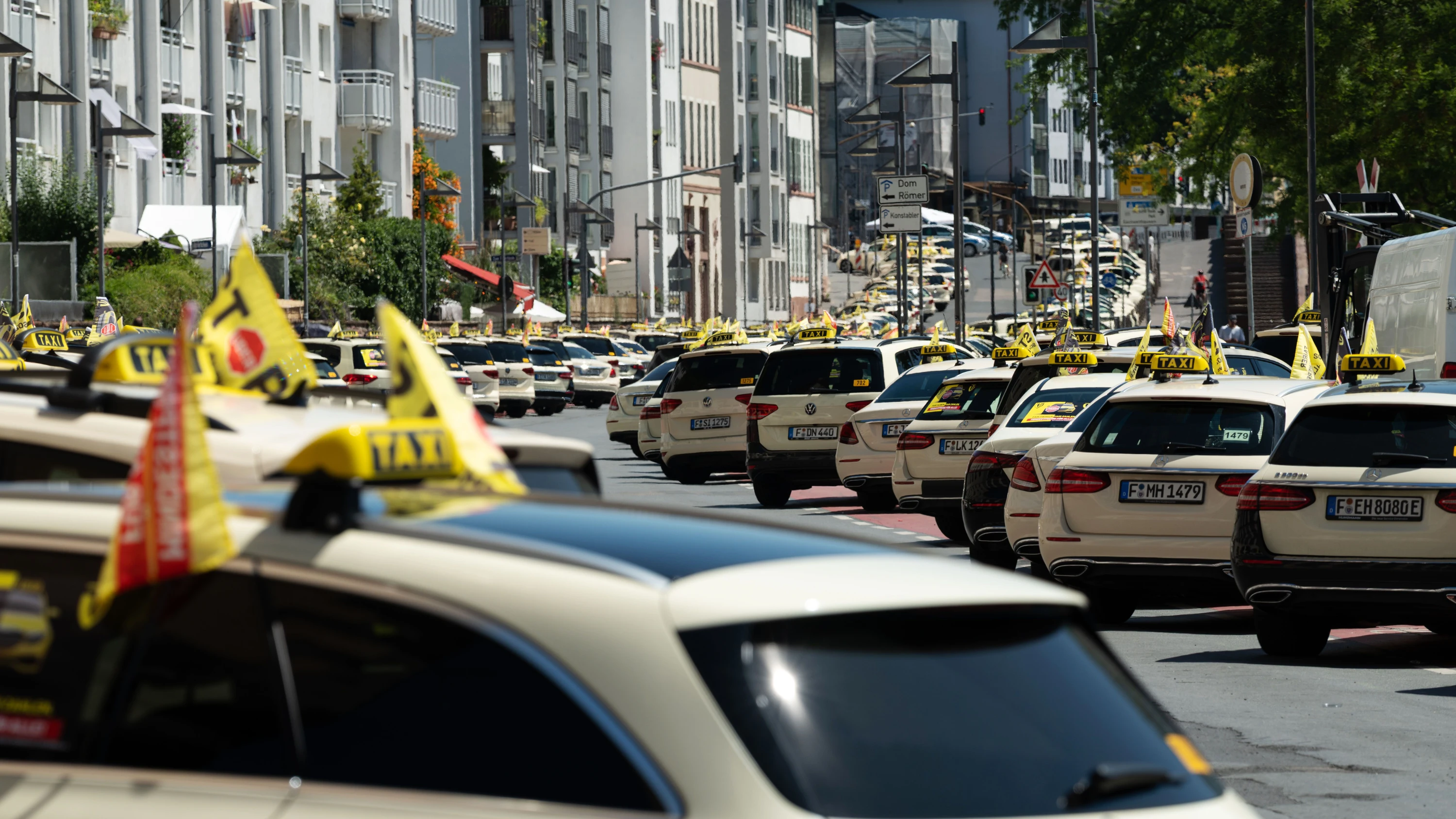 Ende der Konkurrenz?: Uber-Partner will Frankfurter Taxizentrale übernehmen