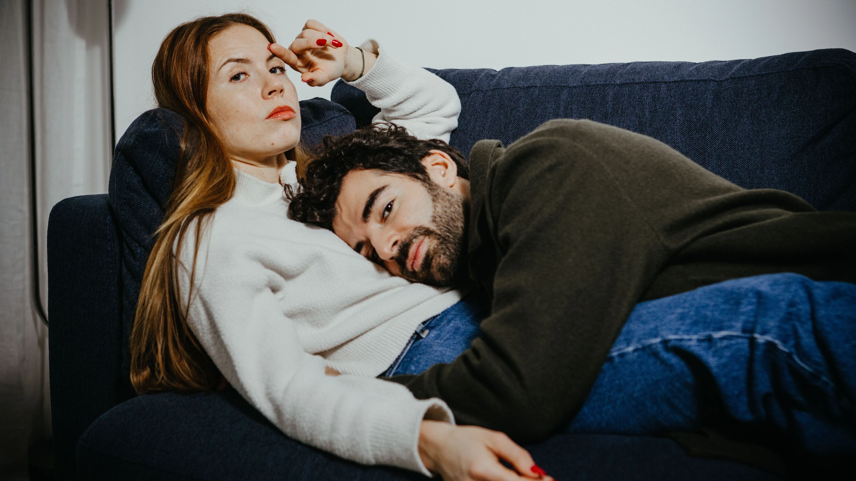 Zusammenziehen als Paar: „Du willst die Vorhänge deiner Mutter also in unser Wohnzimmer hängen?“