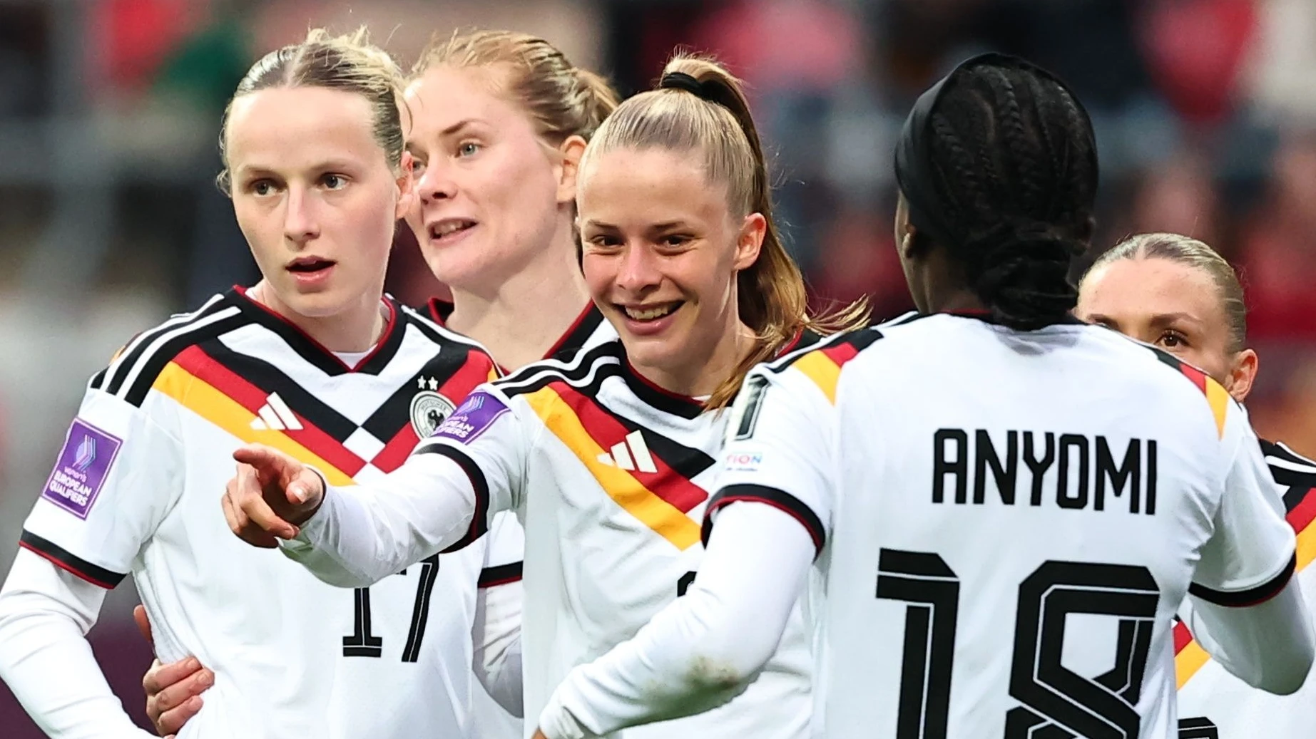 Bild: DFB-Frauen mit 5:1-Sieg: „Ein Trainer muss auch mal meckern“
