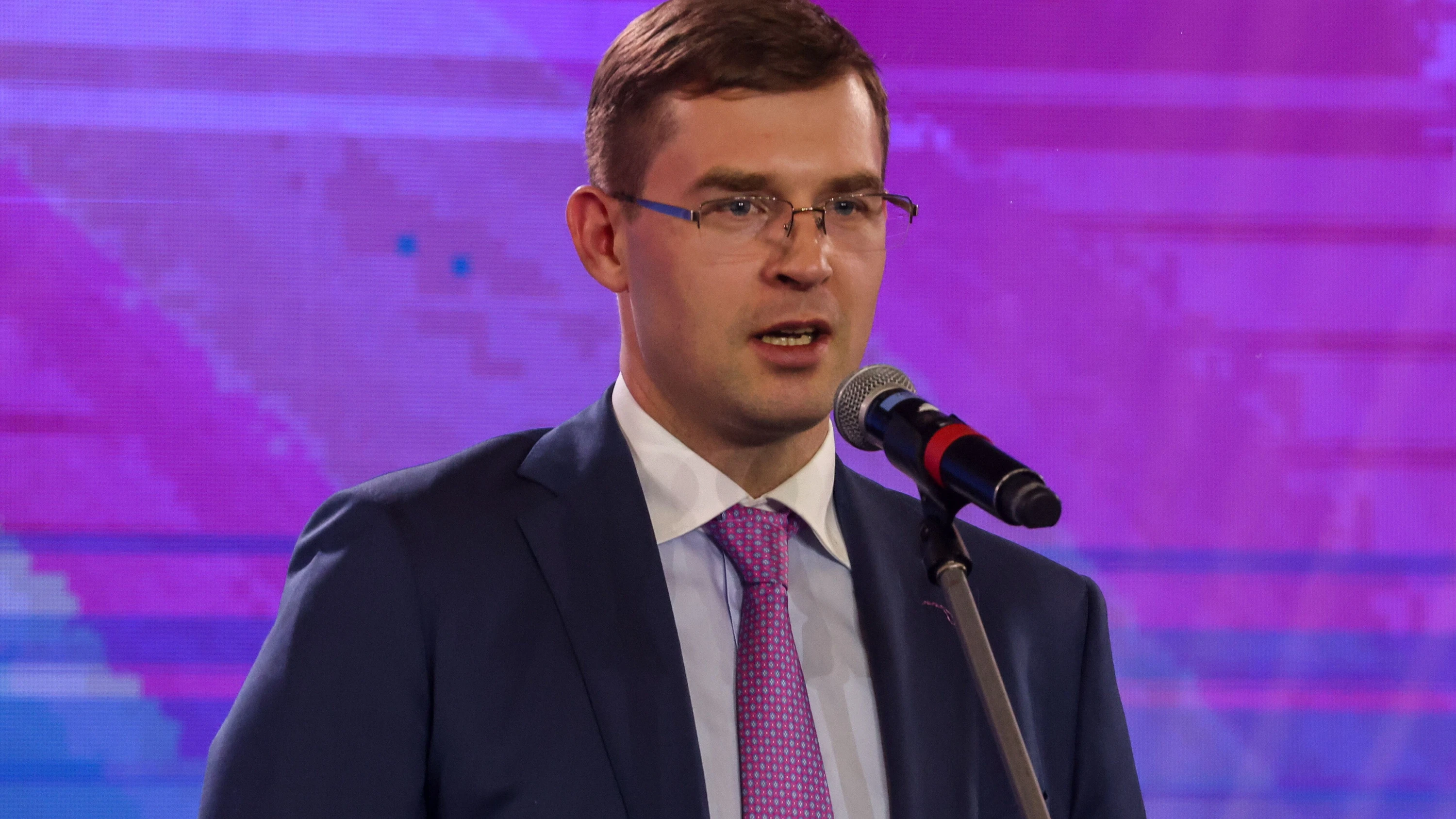 Der neue Mann an der Spitze: Der Milliardär Timur Turlow wird zum Präsidenten des internationalen Schachverbands gewählt. - picture alliance/dpa/TASS