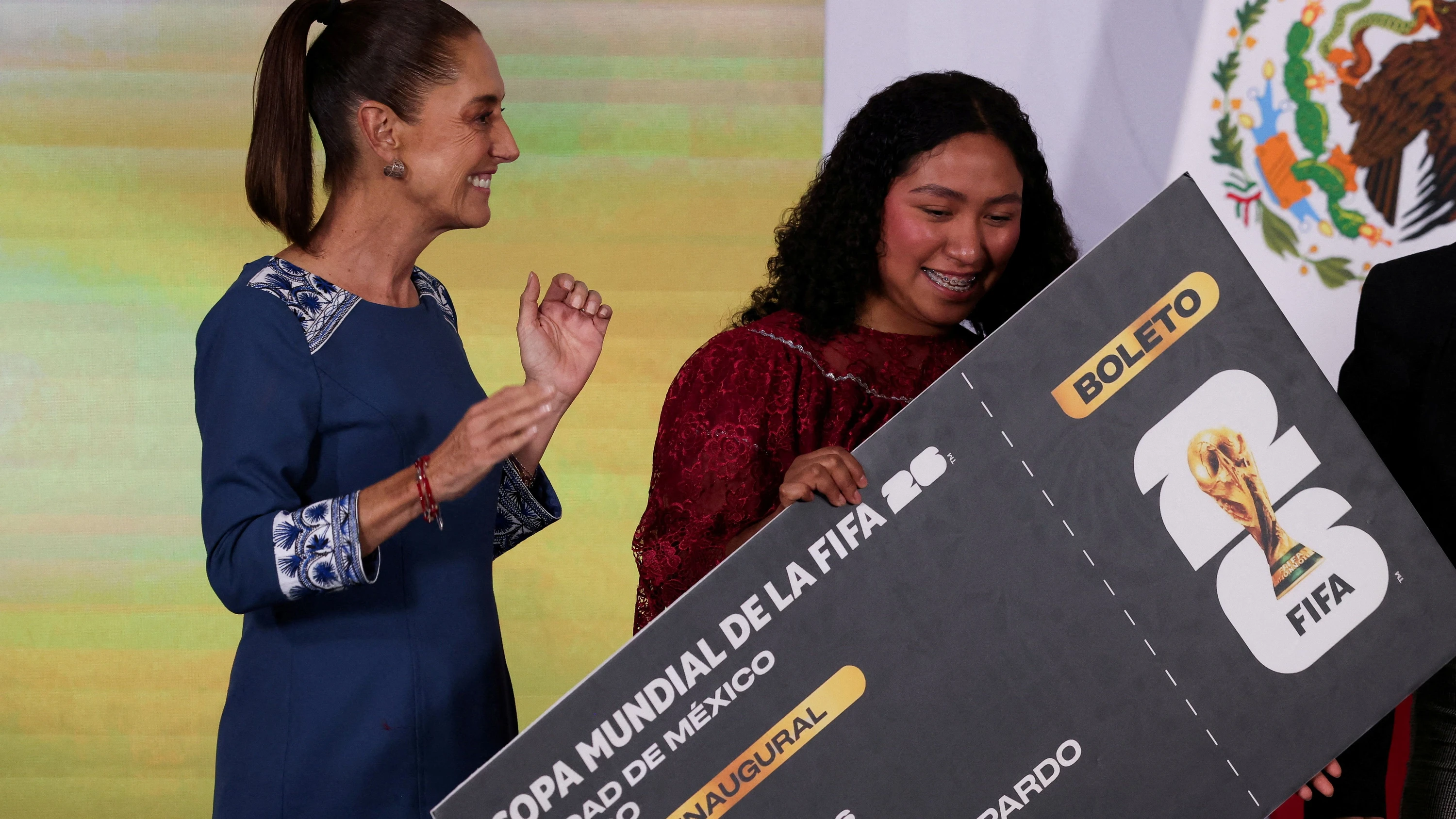 Frauen, die Fußball nutzen: Claudia Sheinbaum (li.) und Yolett Cervantes Cuaquehua - Reuters