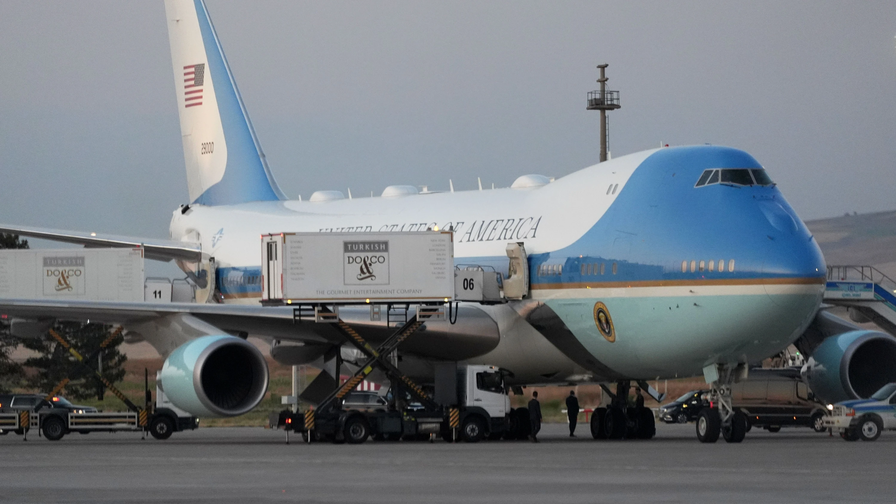 Die Air Force One in Ankara: US-Präsident Donald Trump soll nach dem Nato-Gipfel Anfang Juli in einem Catering-Container sein Flugzeug verlassen und mit einer kleineren Maschine abgereist sein. - AP Photo/Alex Brandon