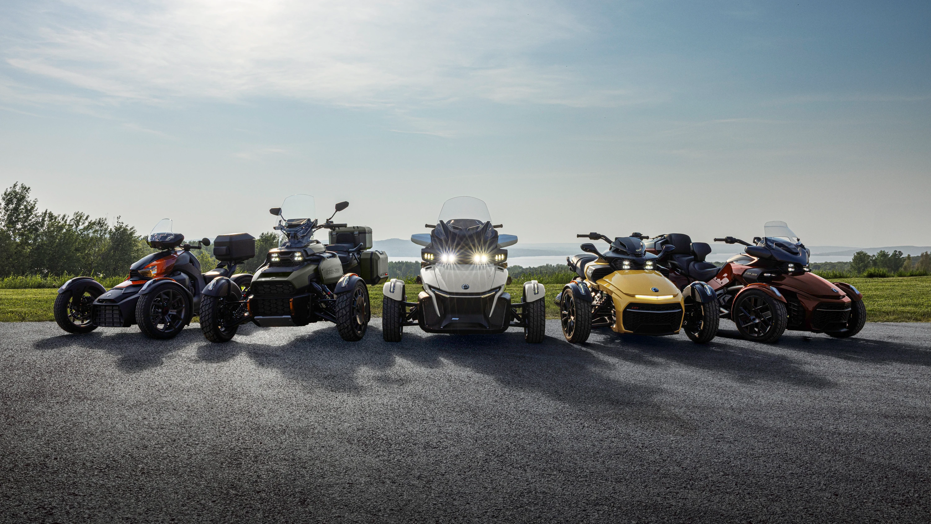 Dreidimensional: Breit ist das Angebot an Can-Am-Dreirädern. Von links nach rechts die Versionen Ryker, Canyon, Spyder RT, Spyder F3-S und F3 Limited - BRP
