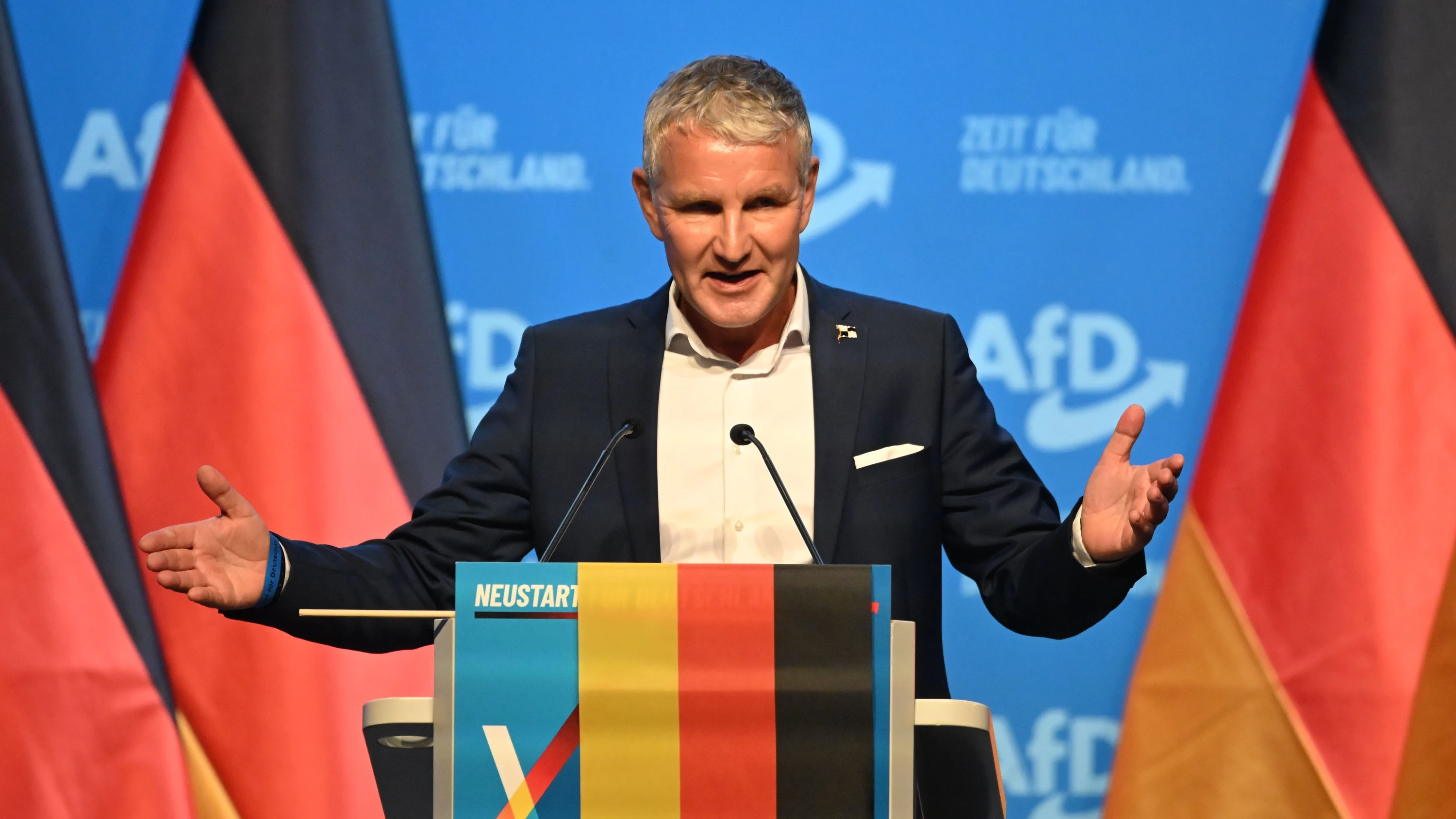 Björn Höckes Melodie, im Osten seien die Menschen noch Deutsche, reimt sich auf die Videolügen wie das Absingen der alten Hymne in der AfDDR. - dpa