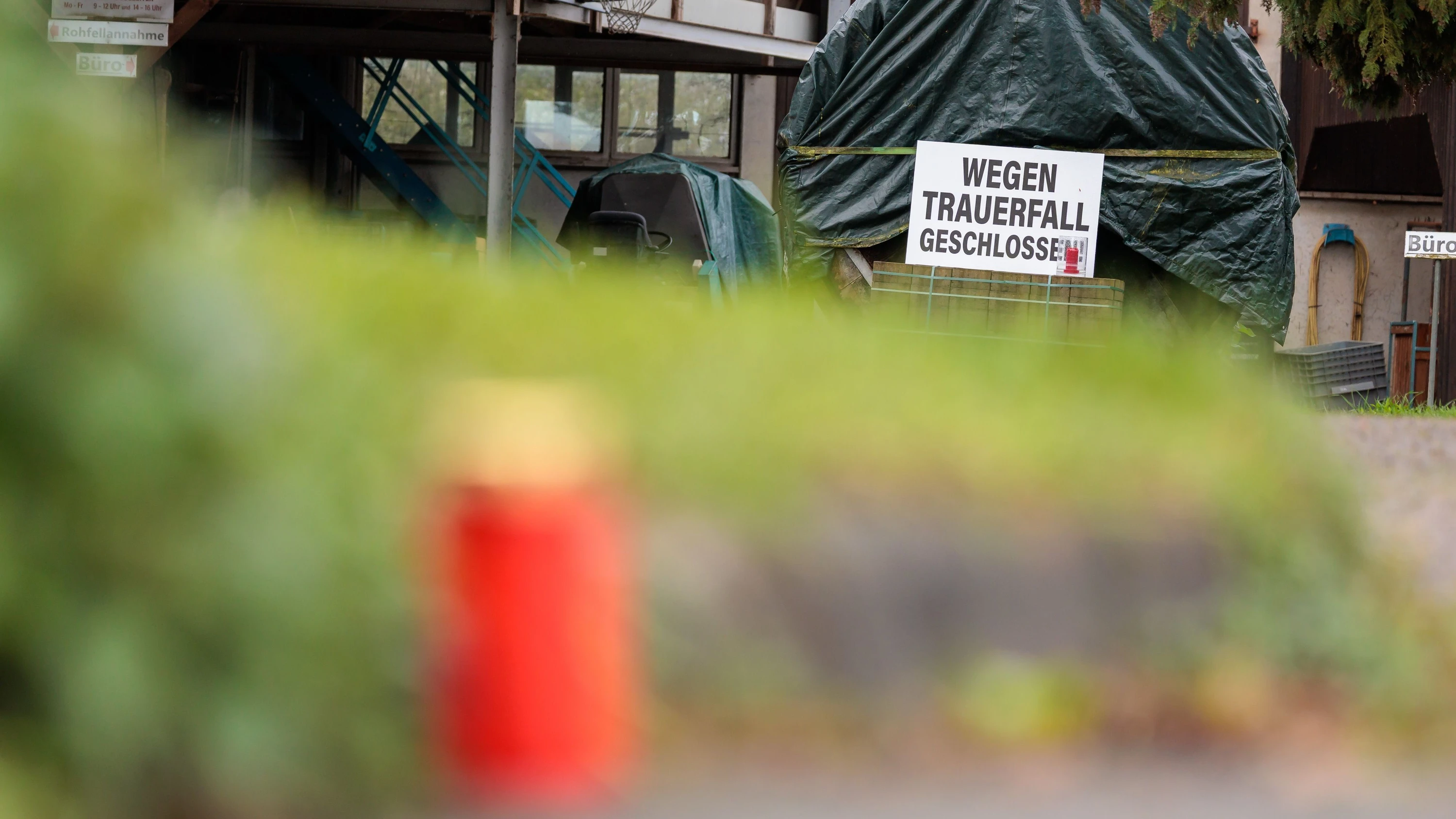 Bild: ERmittlungen dauern an: Fünfter Toter nach Unglück in Lederfabrik in Runkel