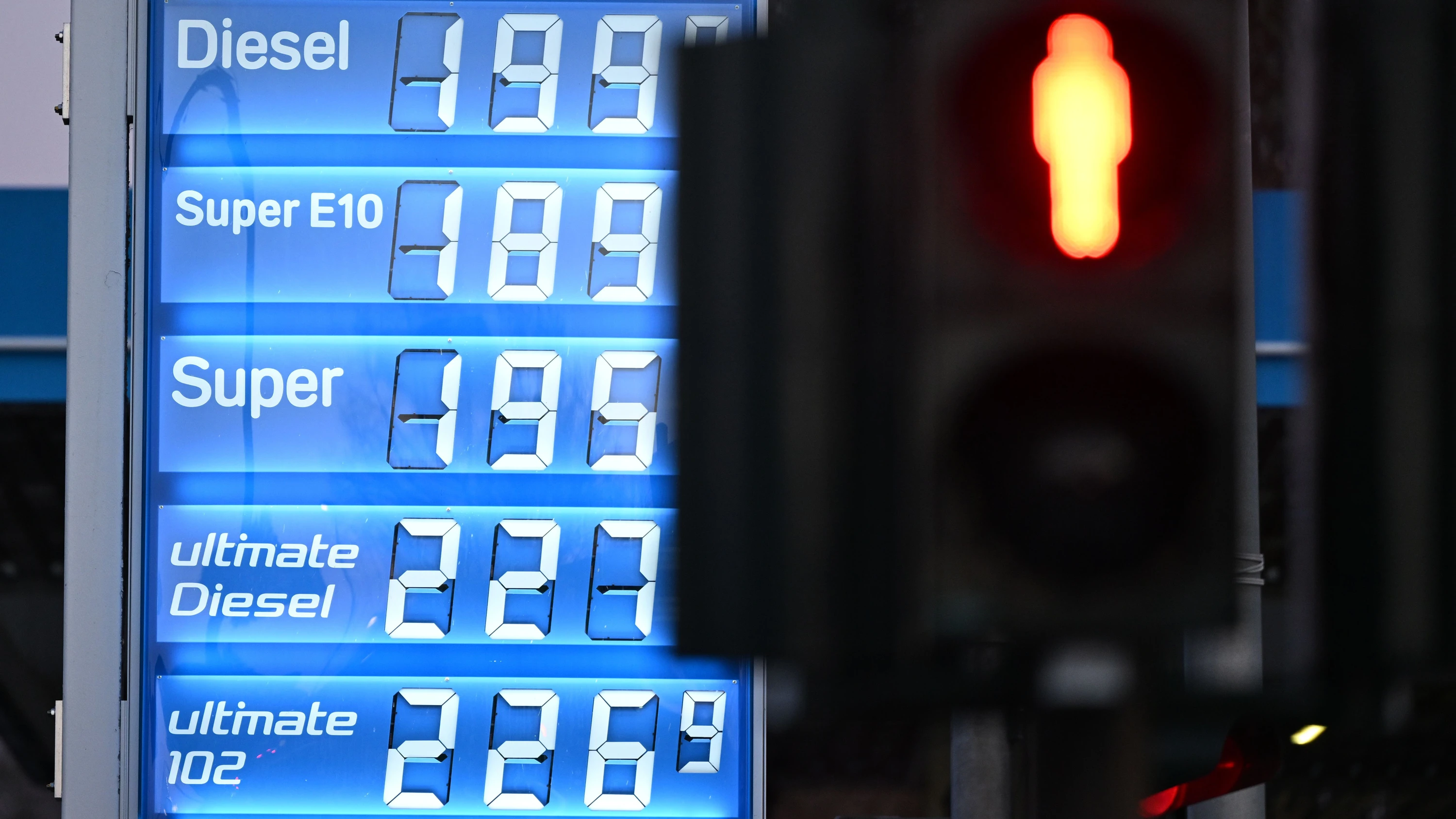 Im Bundesdurchschnitt: Dieselpreis überspringt die Marke von zwei Euro Im Bundesdurchschnitt: Dieselpreis überspringt die Marke von zwei Euro