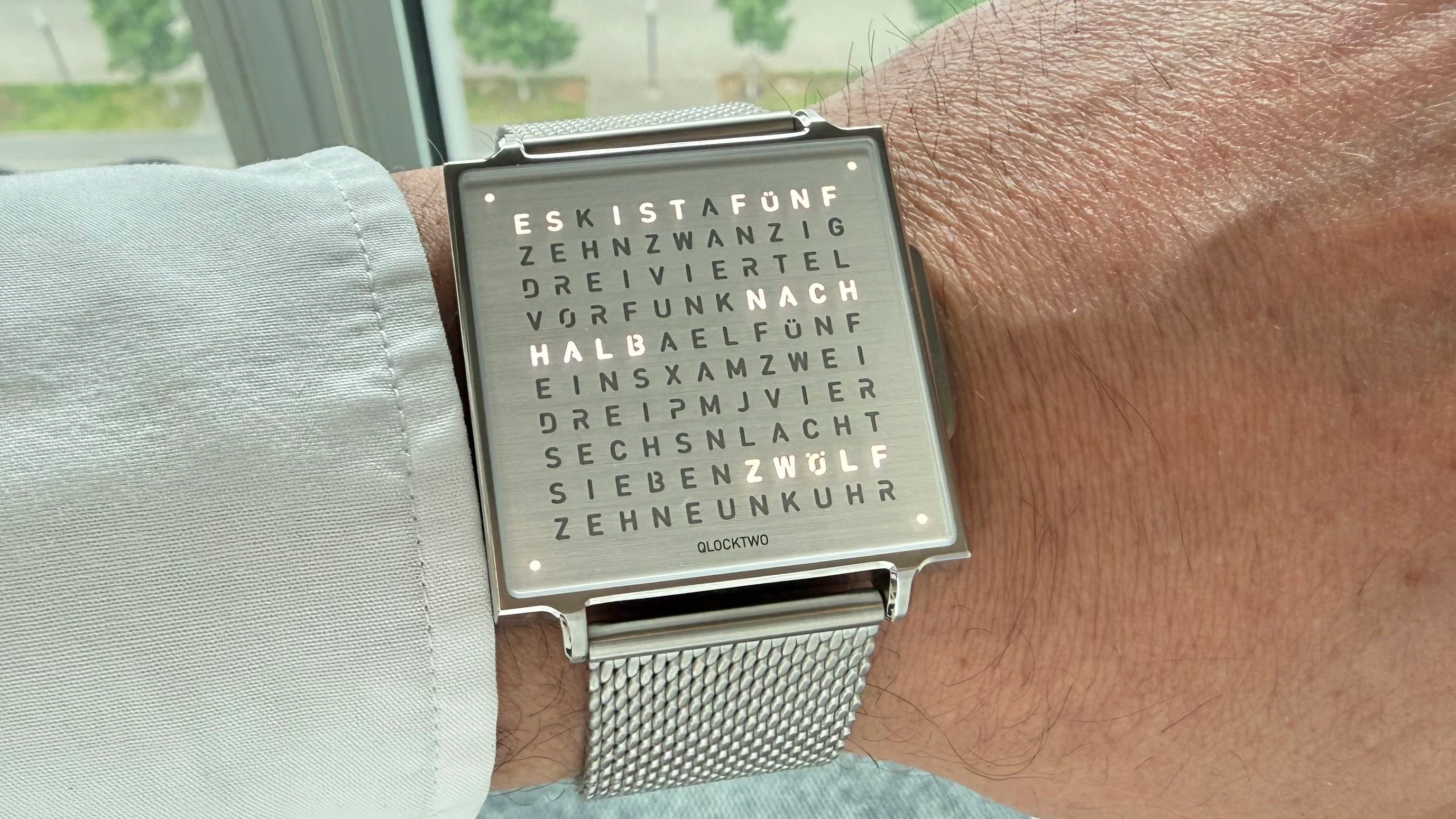 Ergibt Sinn: Je nachdem, welche der 110 Buchstaben leuchten, zeigen Wörter die Zeit. - Joshua Hildebrand