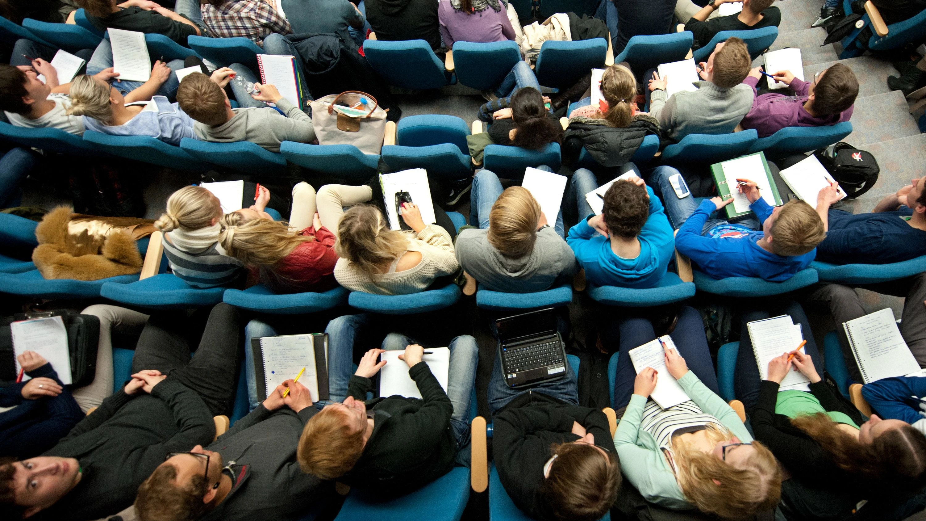Studenten im Audimax der Universität Hildesheim - dpa